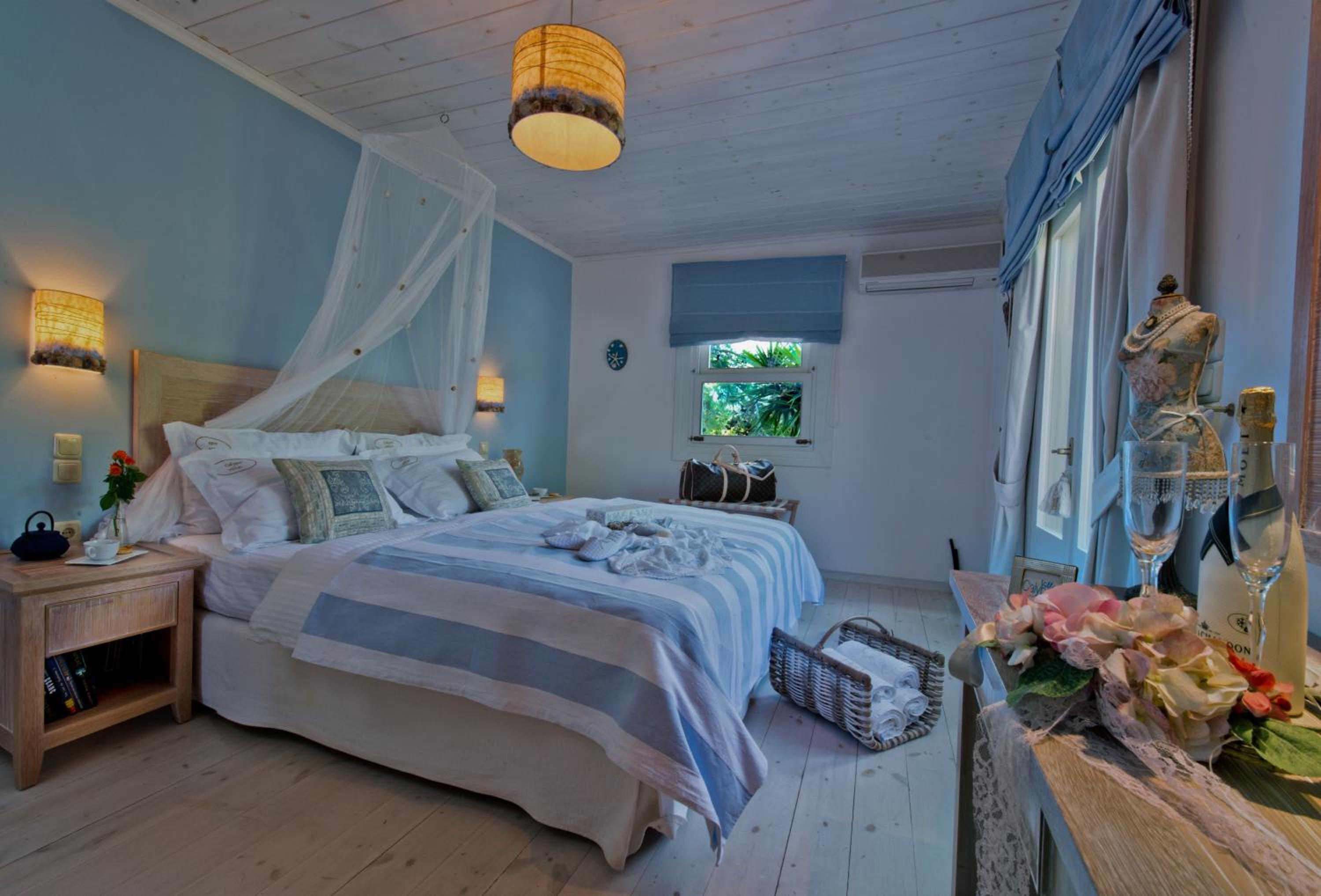 Deluxe Beachfront View Suite - Photo 6