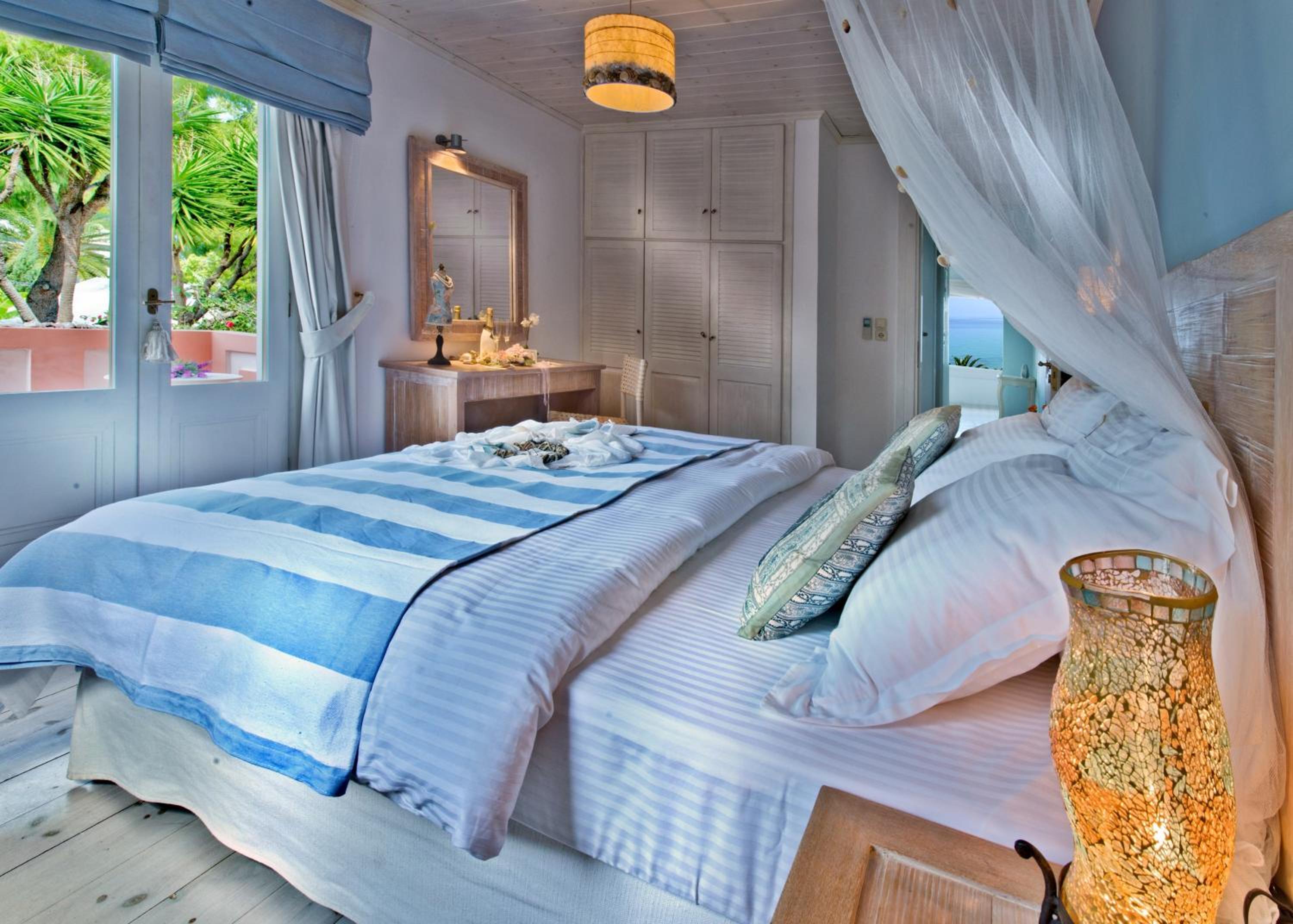 Deluxe Beachfront View Suite - Photo 5