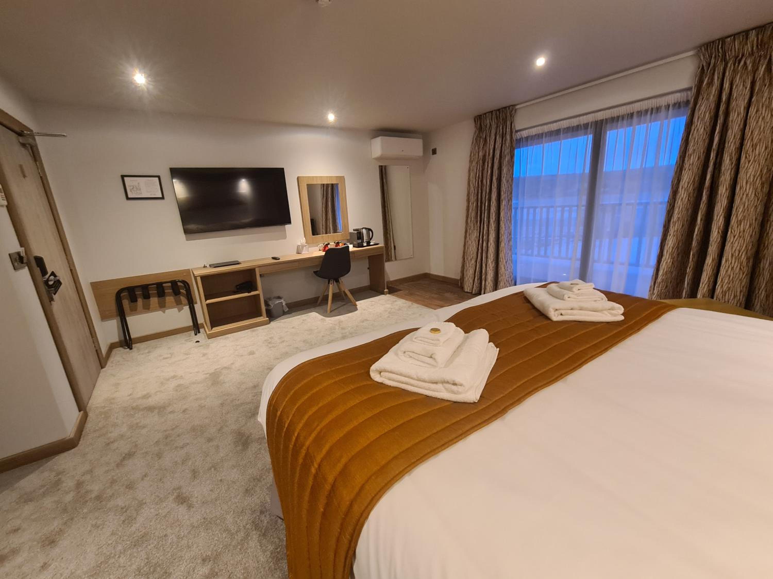 Deluxe Double Room with Balcony - Photo 6