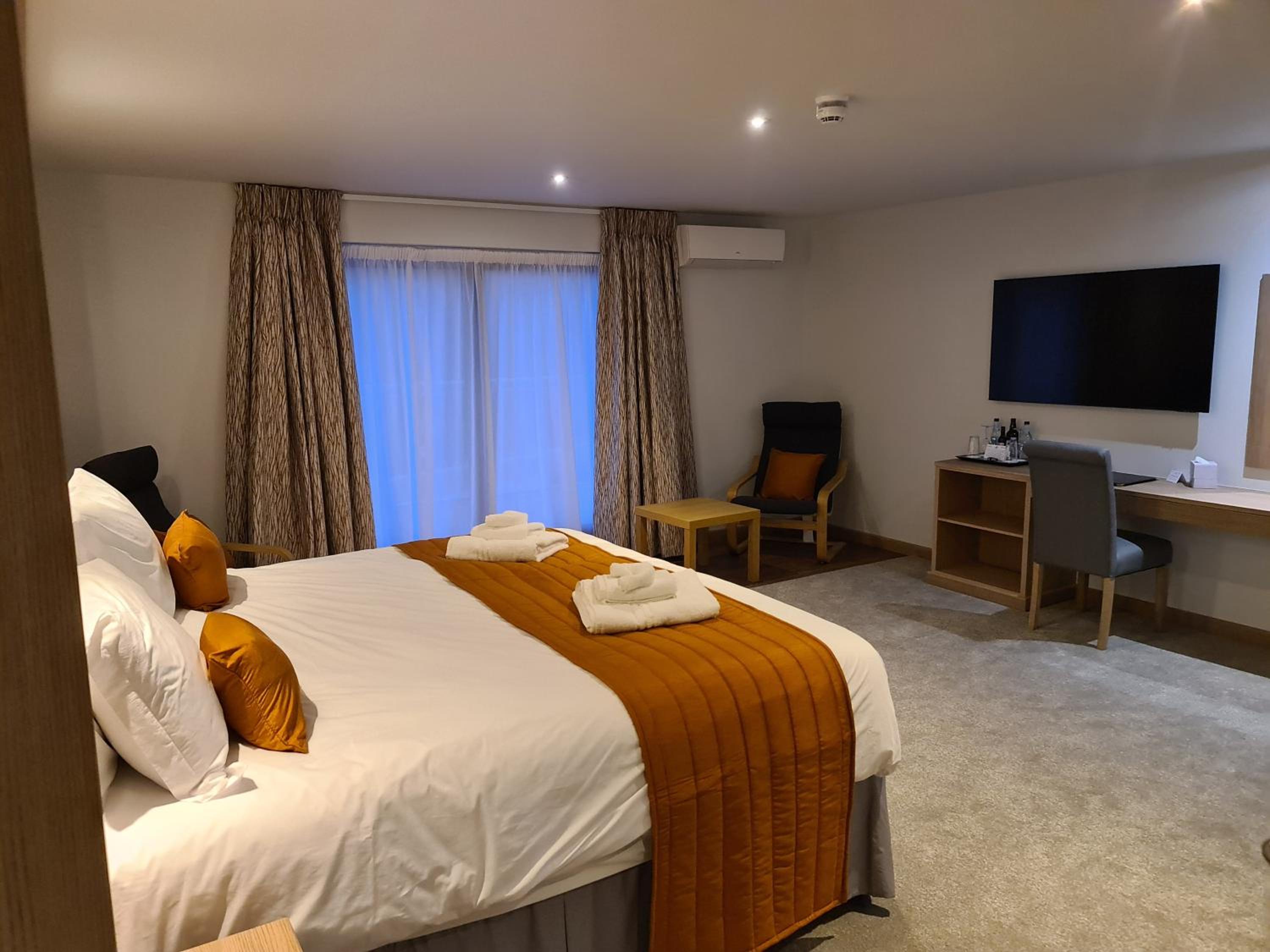 Deluxe Double Room with Balcony - Photo 4