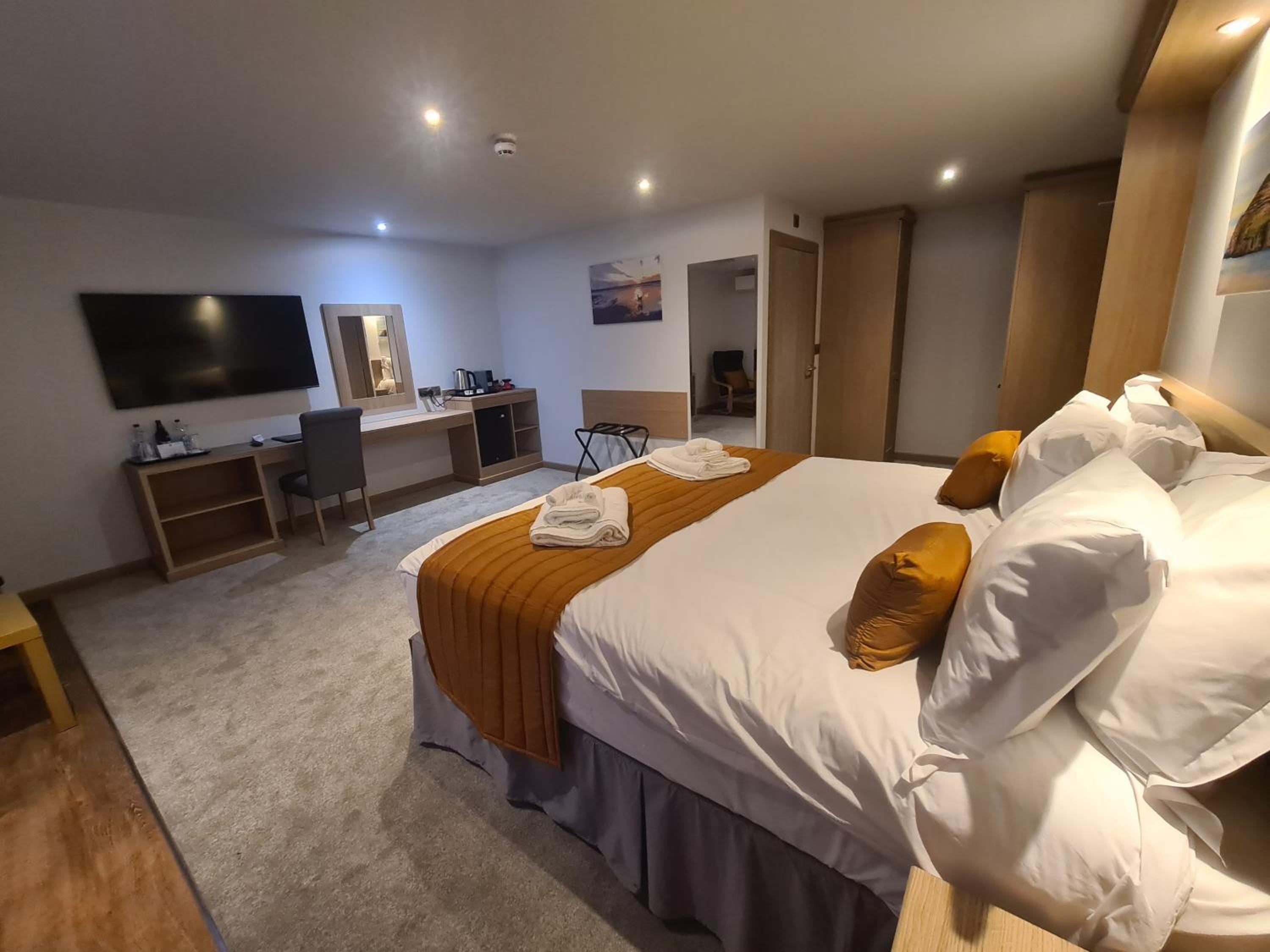 Deluxe Double Room with Balcony - Photo 3