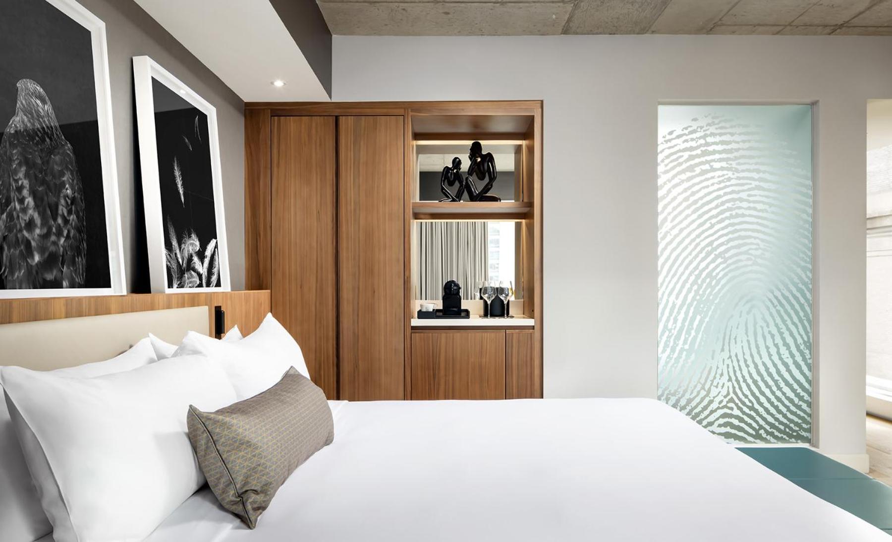 Deluxe Corner King Room - Photo 1