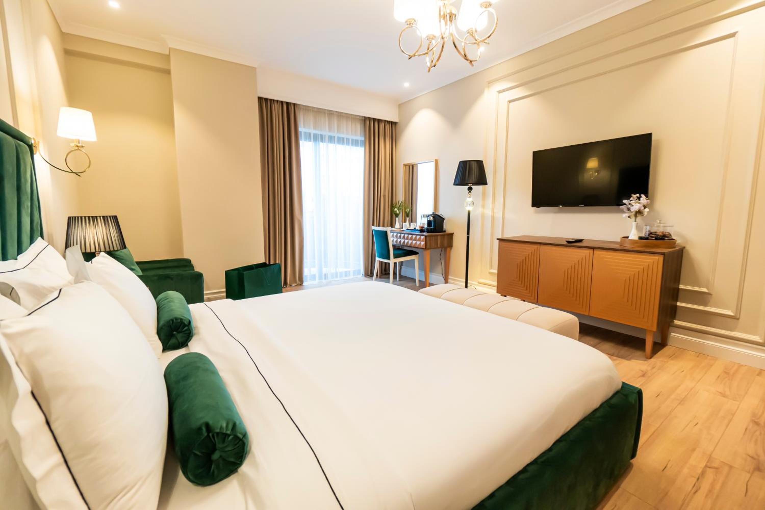 Deluxe Room (2 Adults + 1 Child)