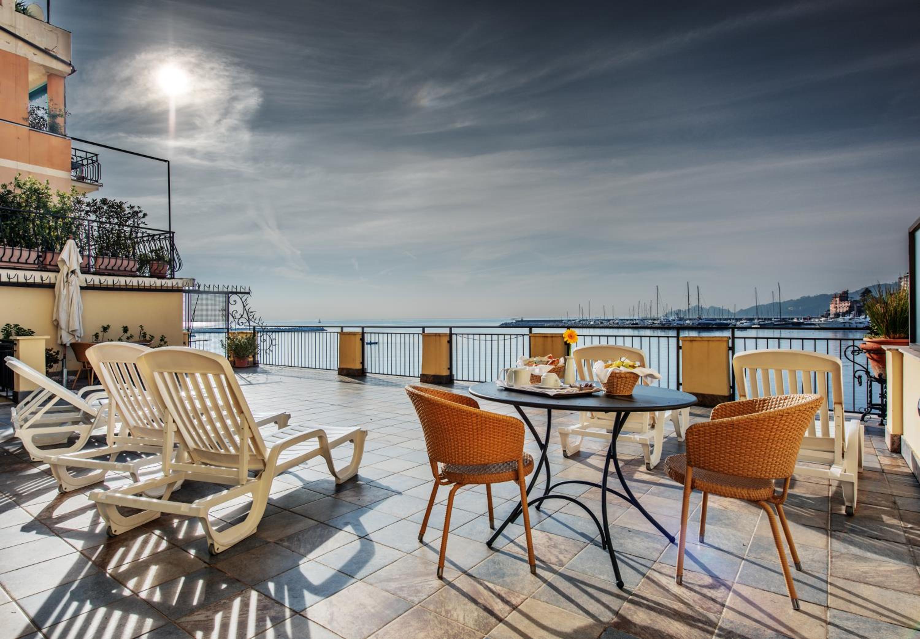 Superior Double Room with Sea View - Photo 3