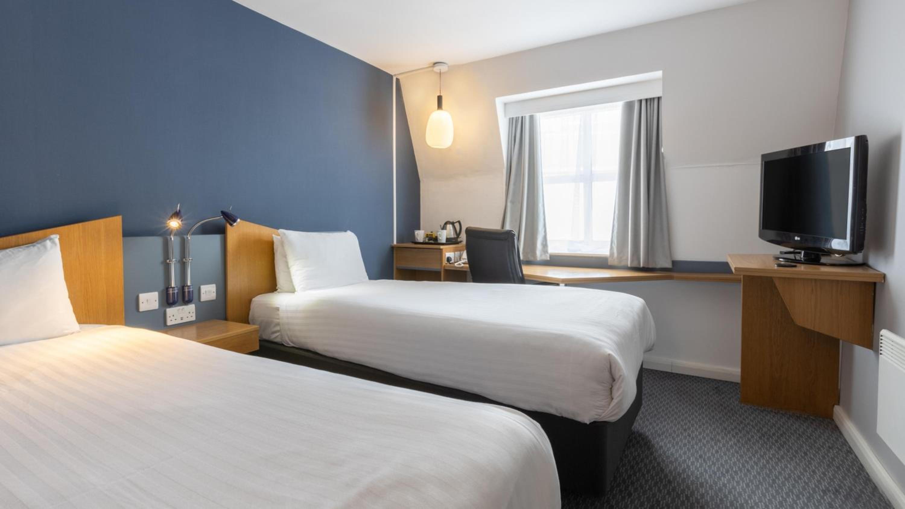 Standard Twin Room with Free Hot Breakfast - Photo 3