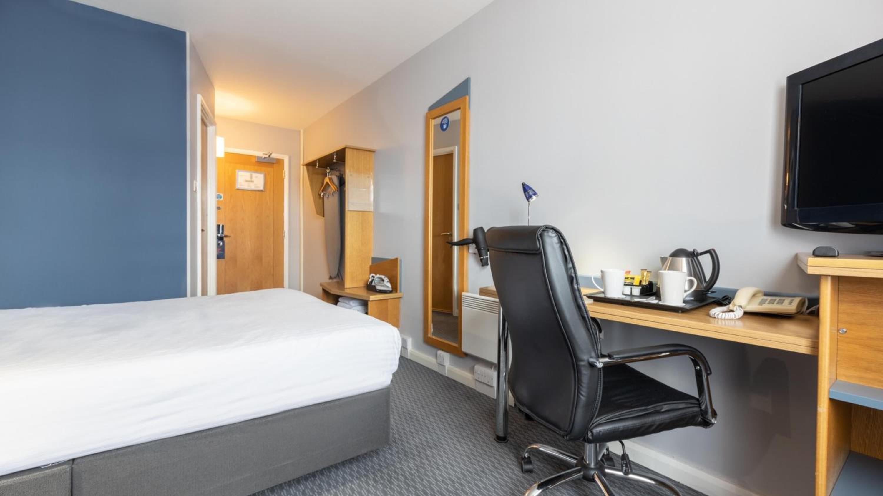 Standard Double Room with Free Hot Breakfast - Photo 8