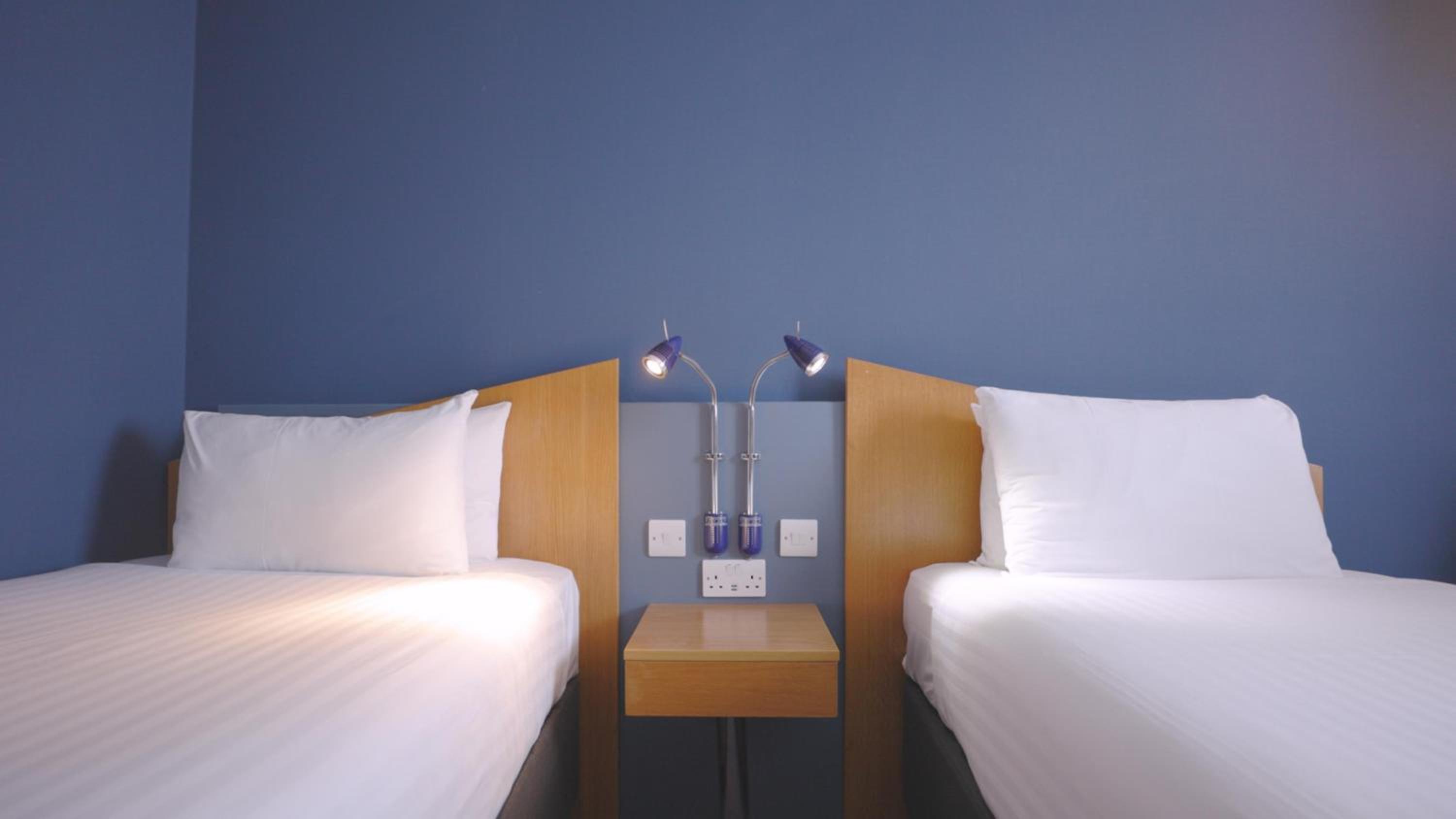 Standard Twin Room with Free Hot Breakfast - Photo 4