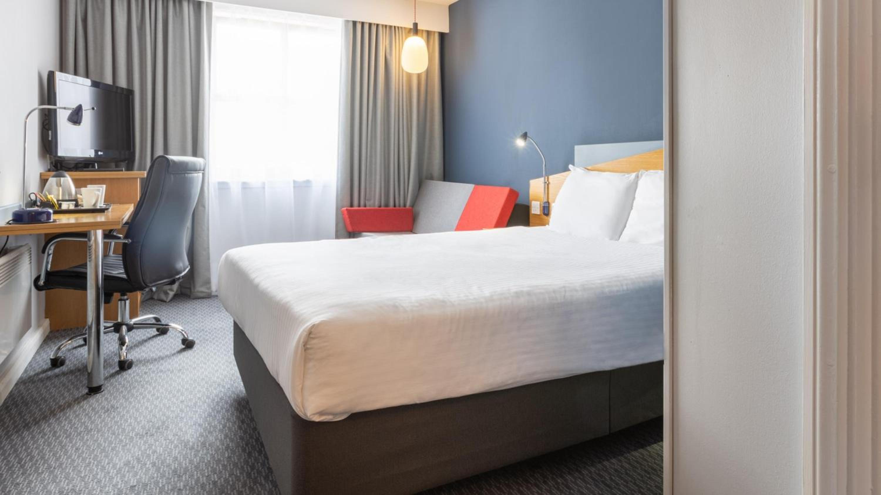 Standard Room with Free Hot Breakfast - Photo 5