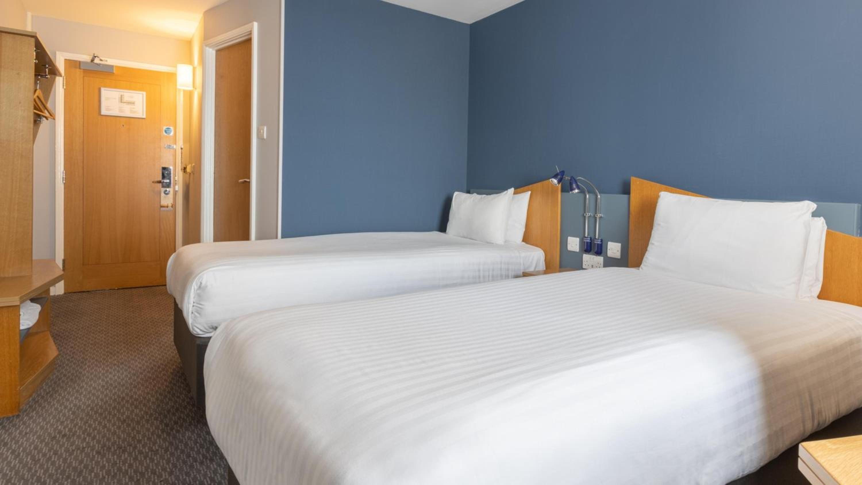 Standard Twin Room with Free Hot Breakfast - Photo 5