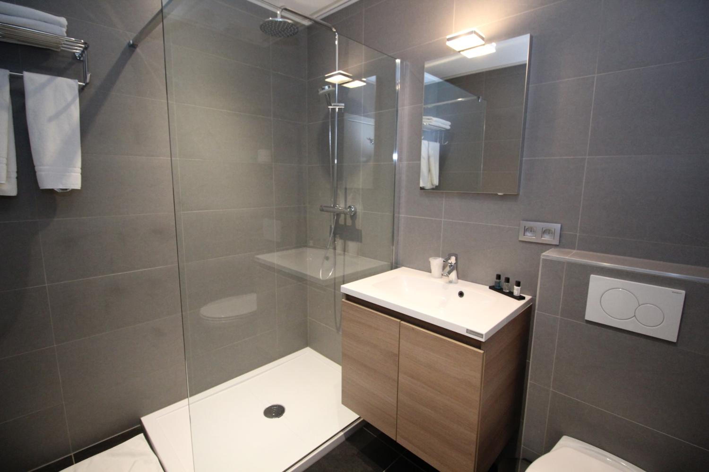 Large Double Room with Balcony - Photo 15