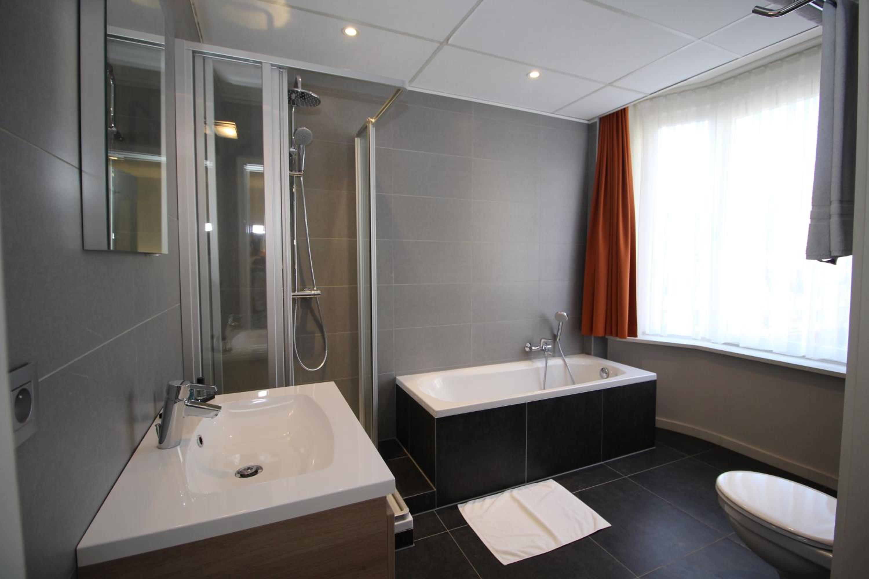 Large Double Room with Bath - Photo 5