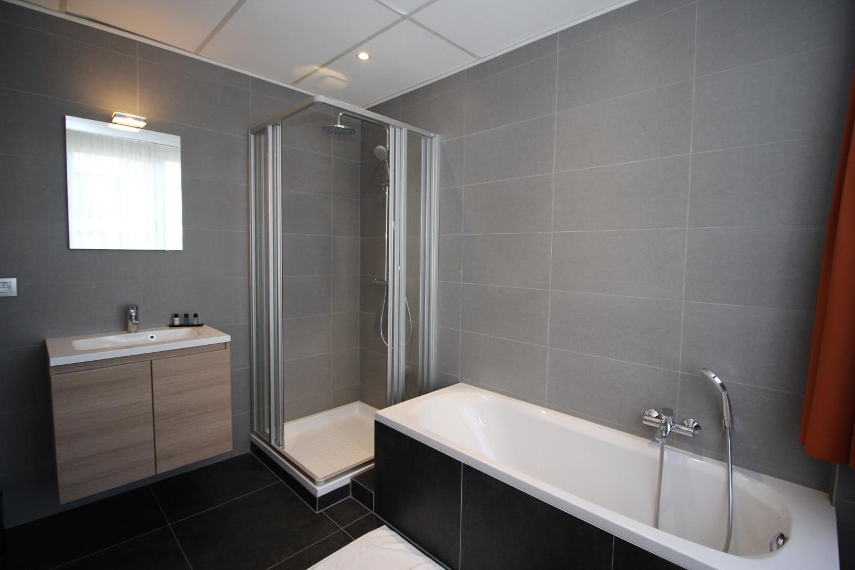 Large Double Room with Bath - Photo 4