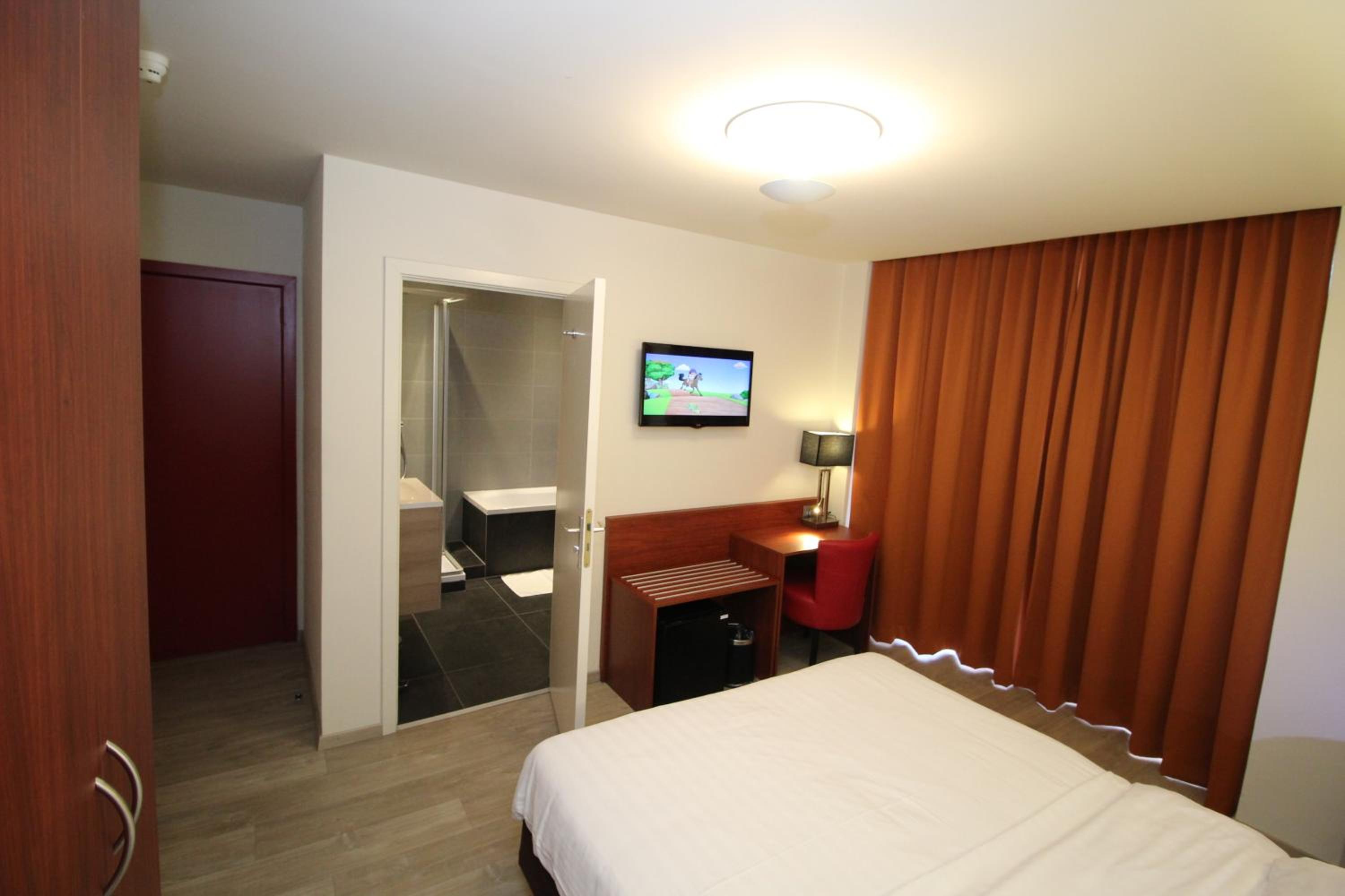 Large Double Room with Bath - Photo 1