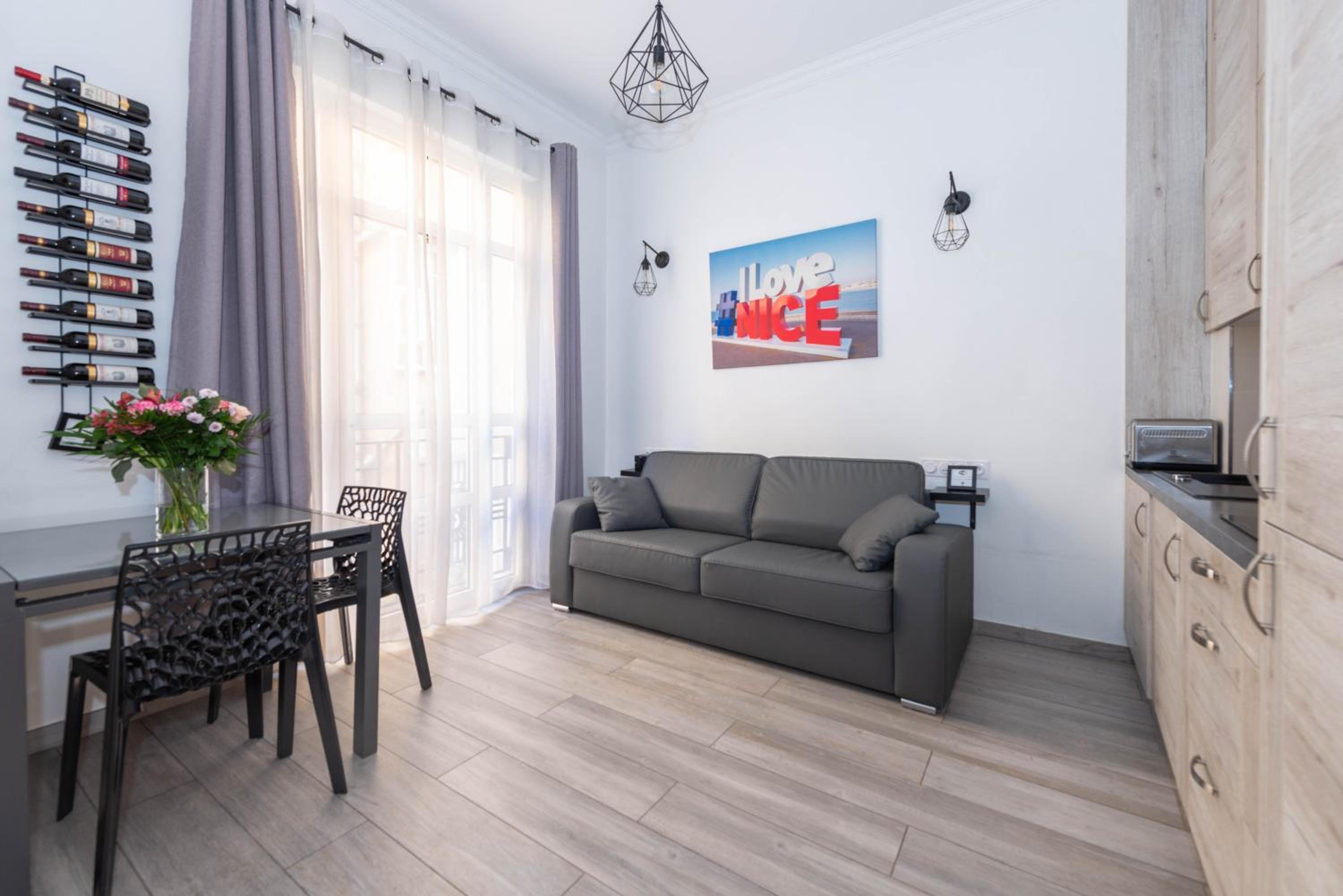 One-Bedroom Apartment - Photo 2