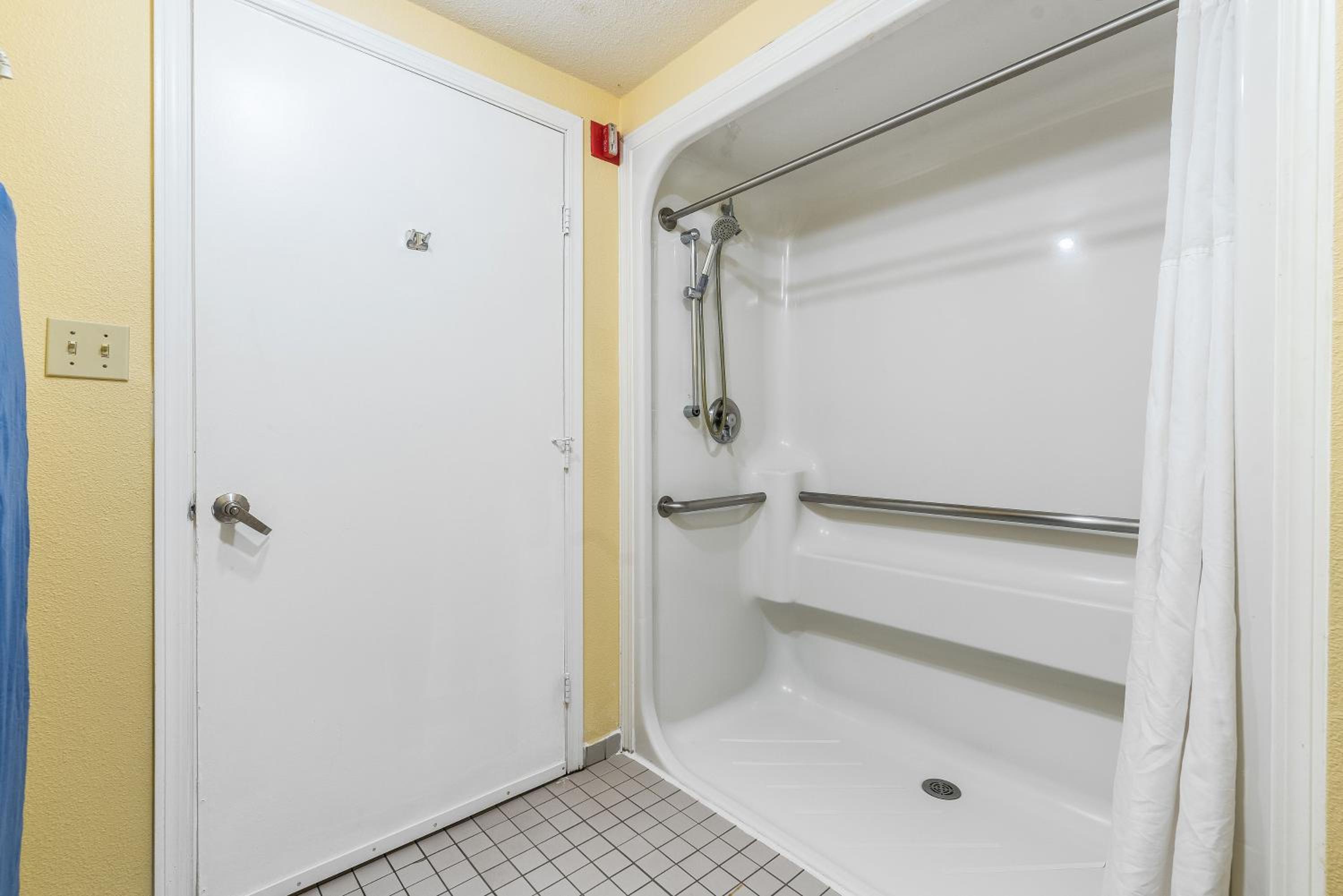 King Room - Disability Access/Non-Smoking - Photo 3