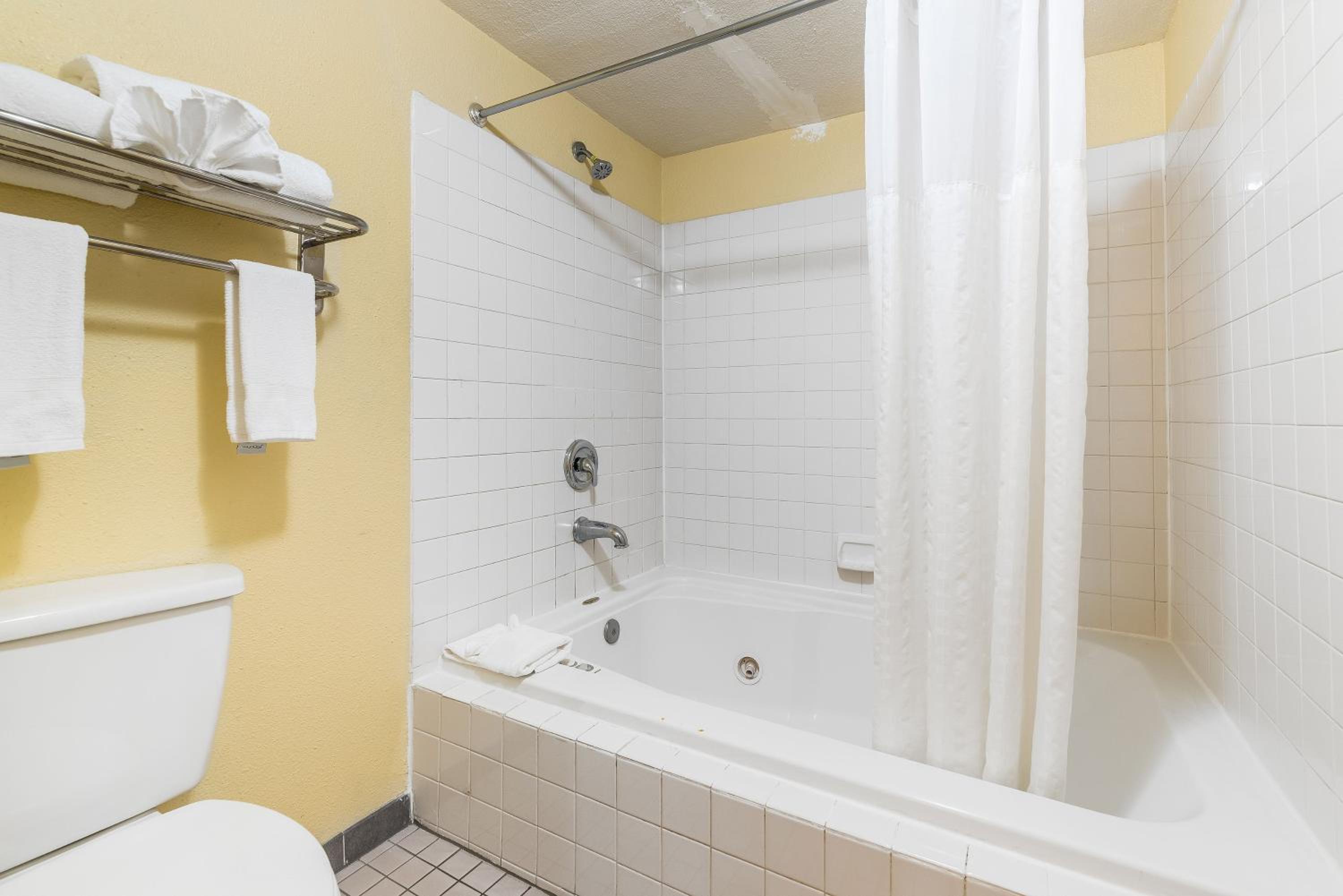 King Studio Suite - Non-Smoking - Photo 2