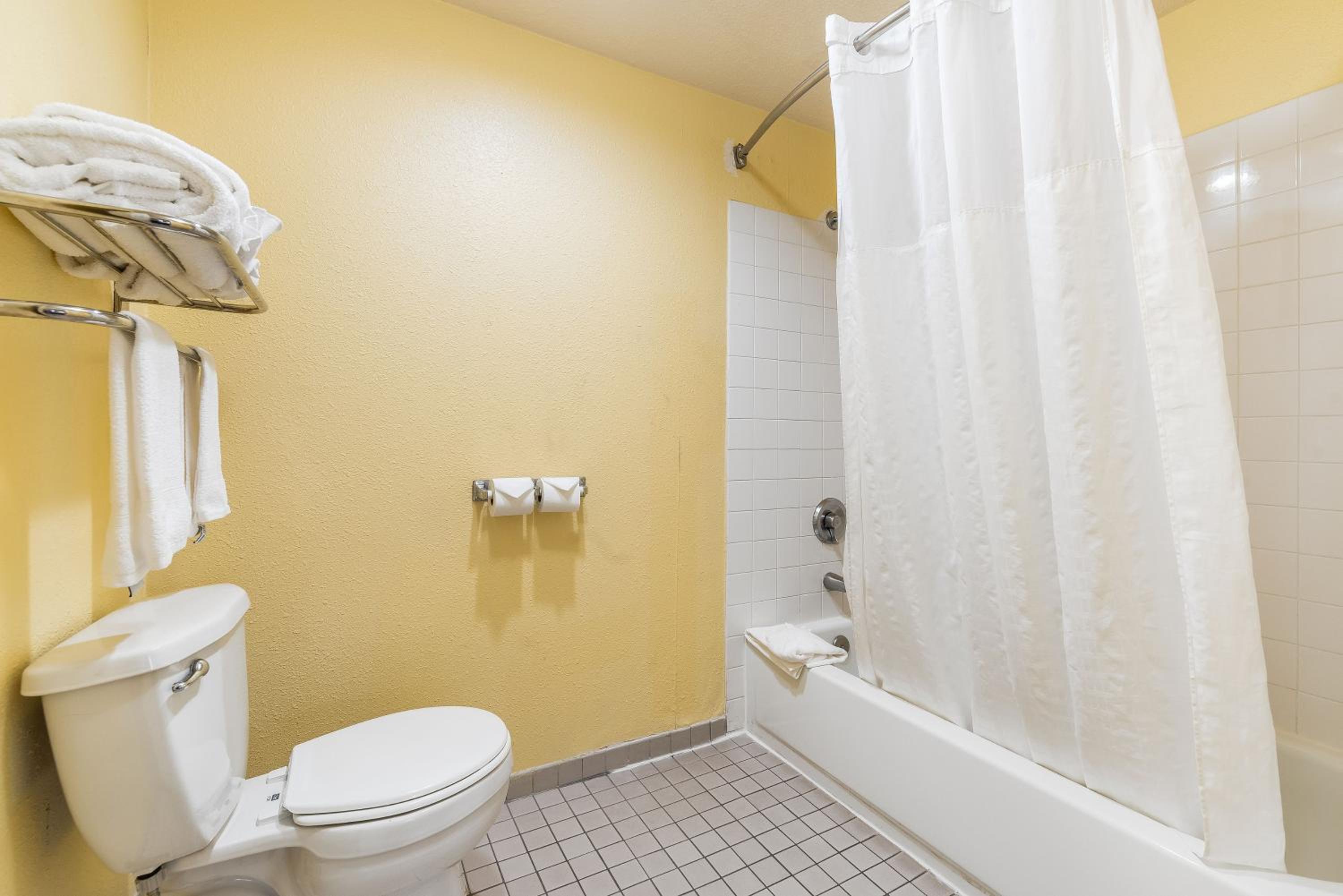 King Room - Non-Smoking - Photo 9