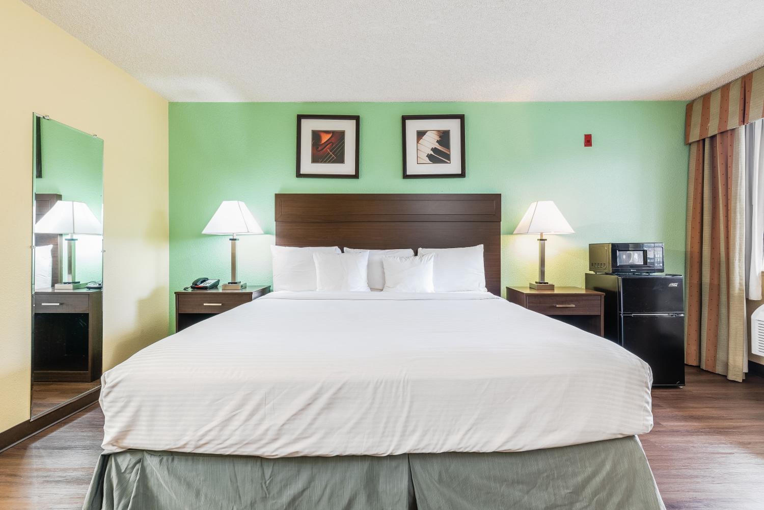 King Room - Non-Smoking - Photo 2