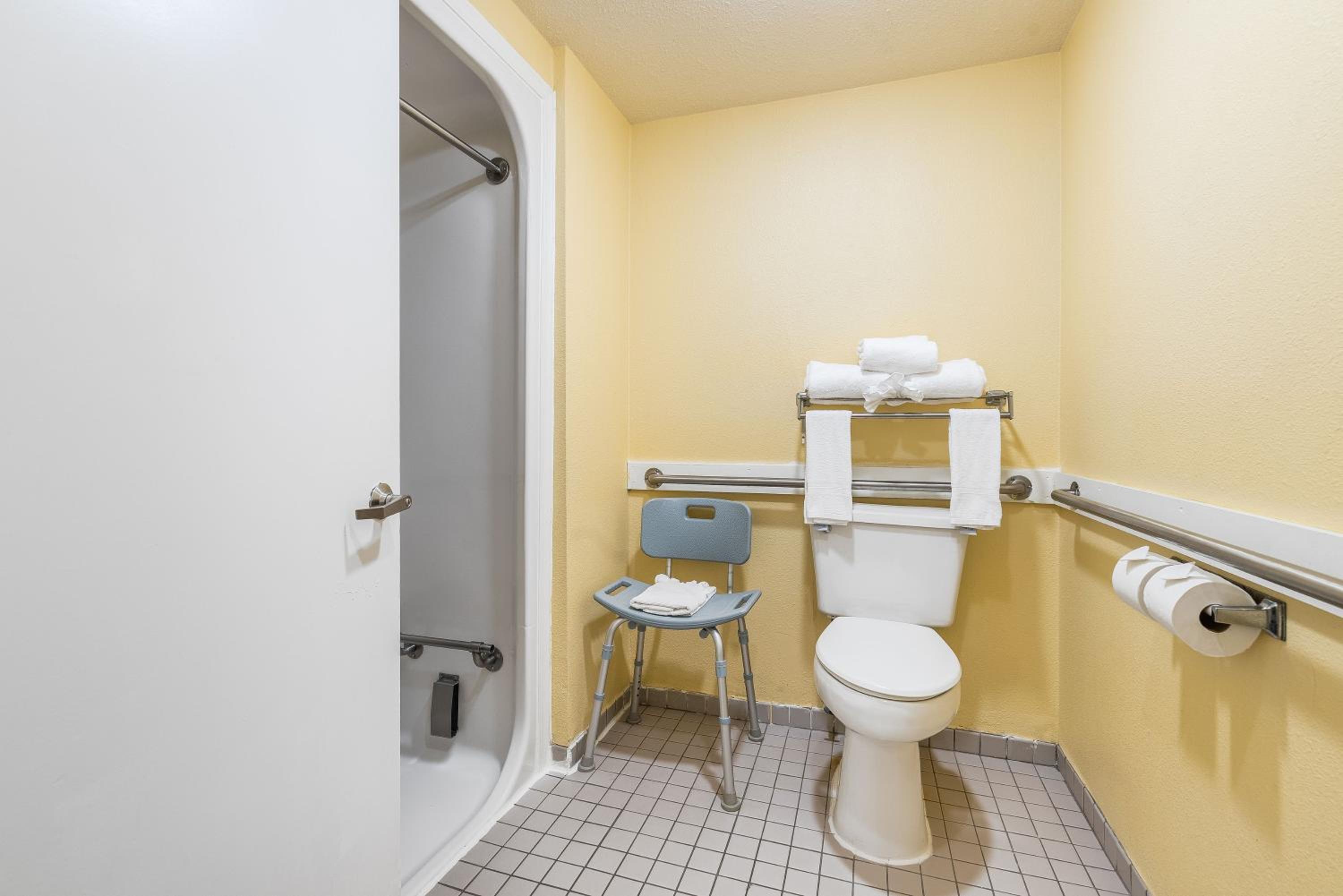 King Room - Disability Access/Non-Smoking - Photo 5