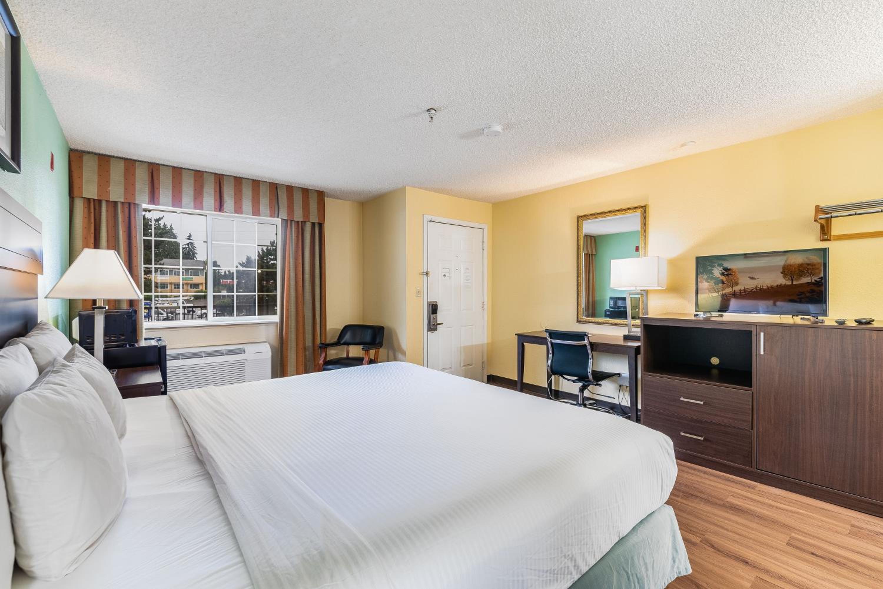 King Room - Non-Smoking - Photo 6