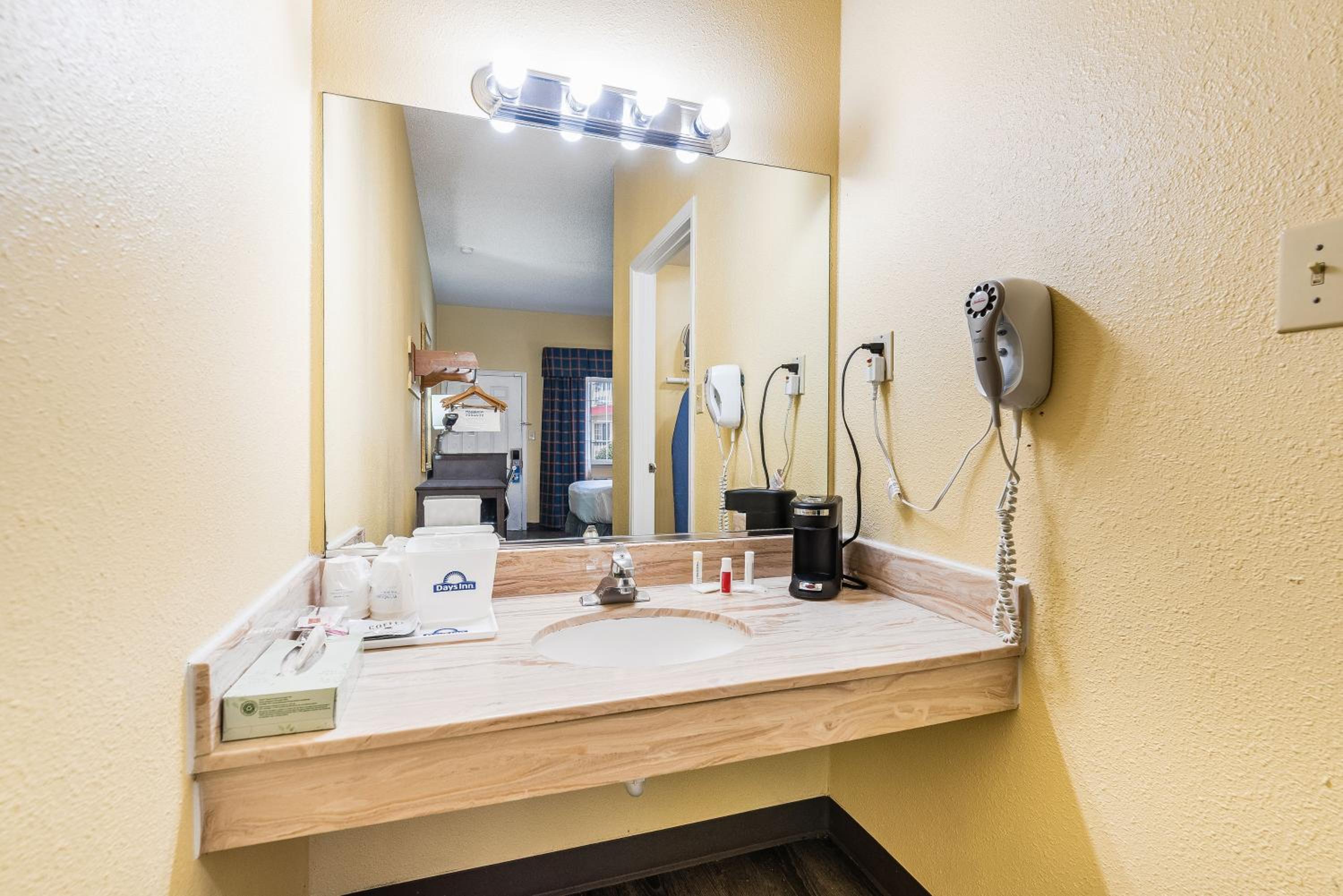 King Room - Disability Access/Non-Smoking - Photo 9