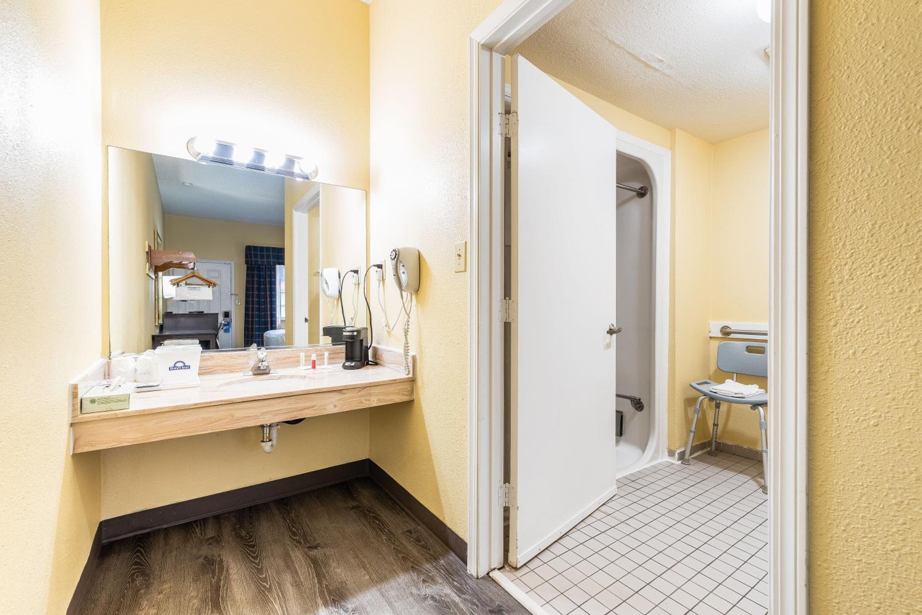 King Room - Disability Access/Non-Smoking - Photo 4