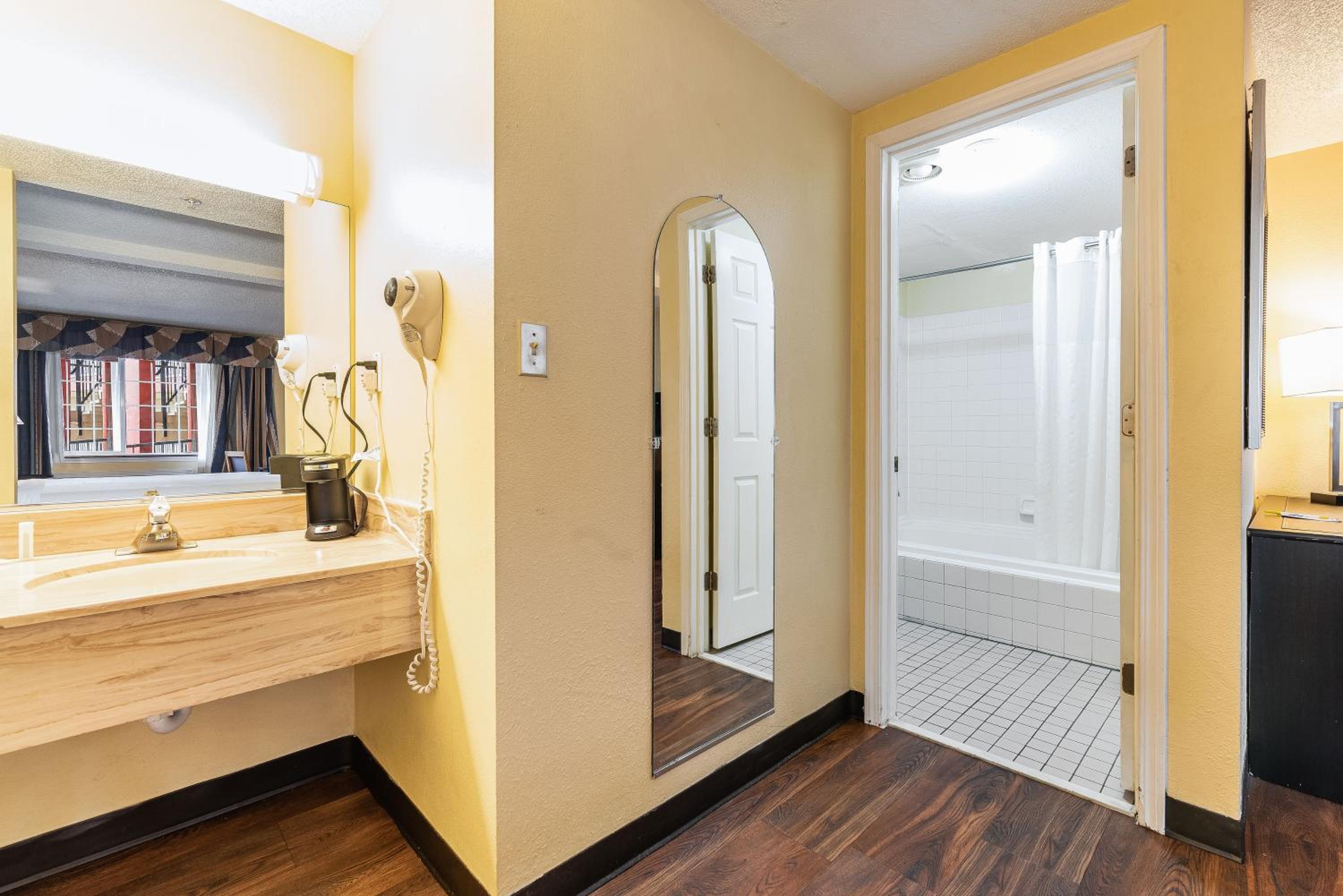 King Studio Suite - Non-Smoking - Photo 8