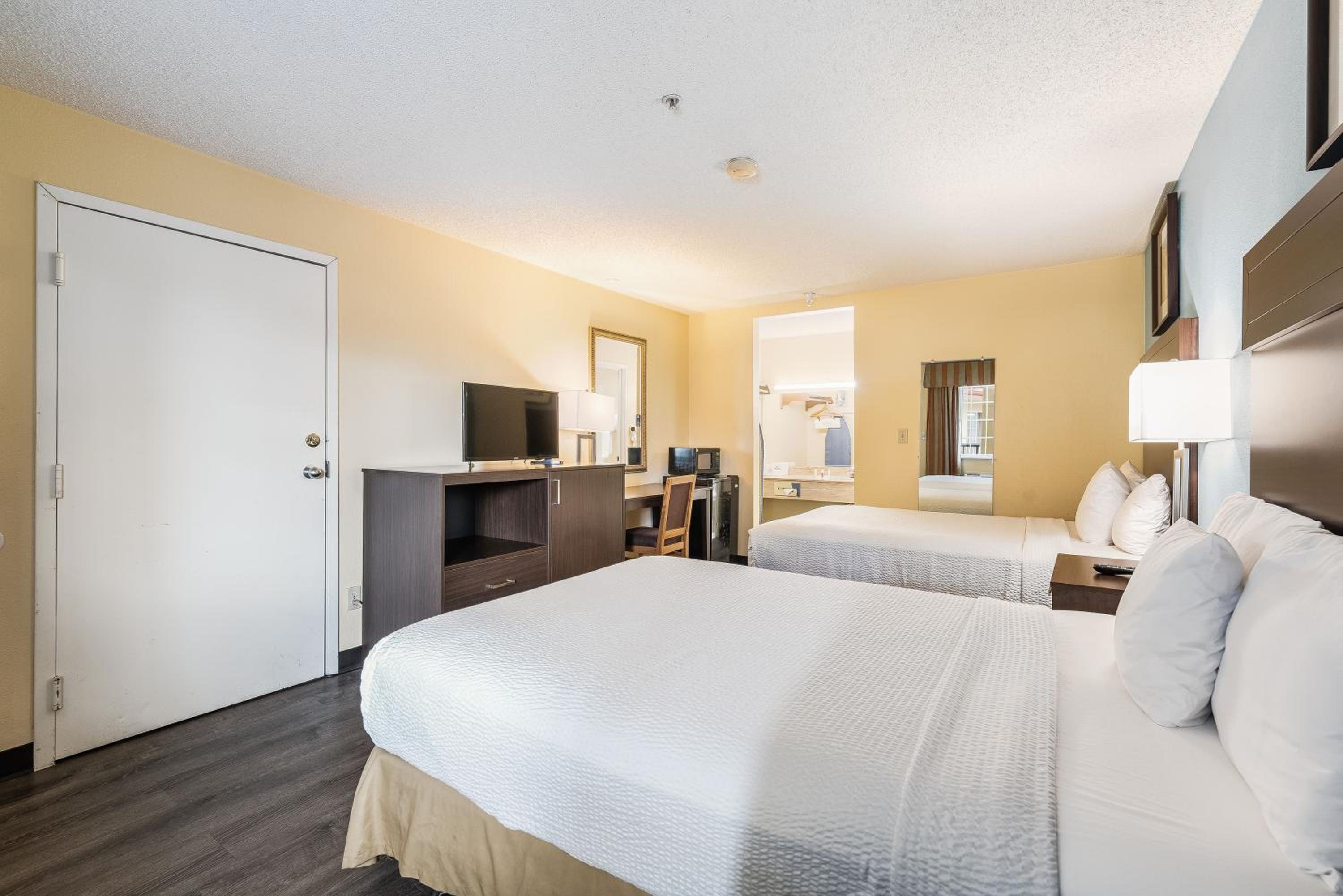 Deluxe Double Room with Two Double Beds - Non-Smoking - Photo 4