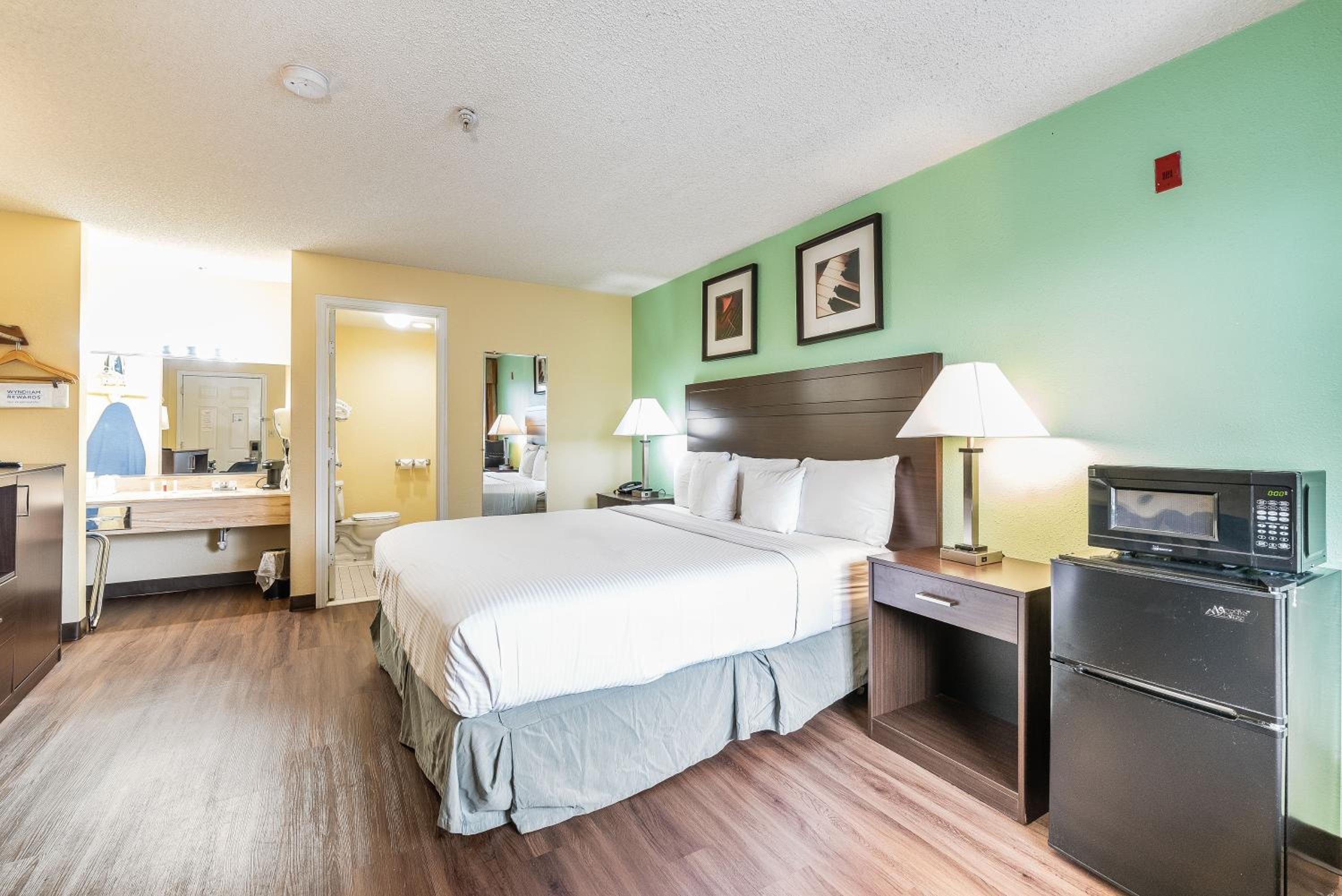 King Room - Non-Smoking - Photo 1