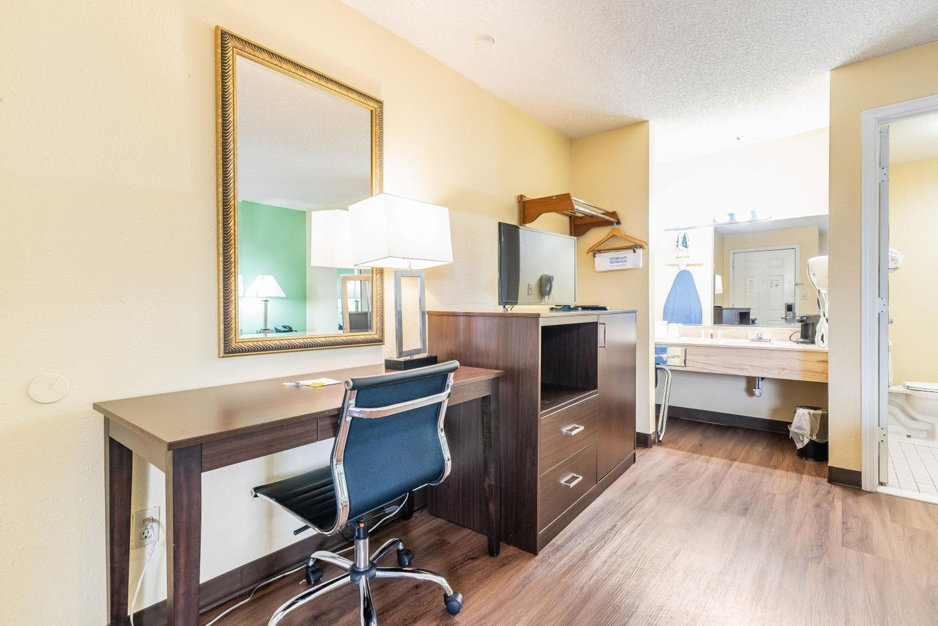 King Room - Non-Smoking - Photo 5