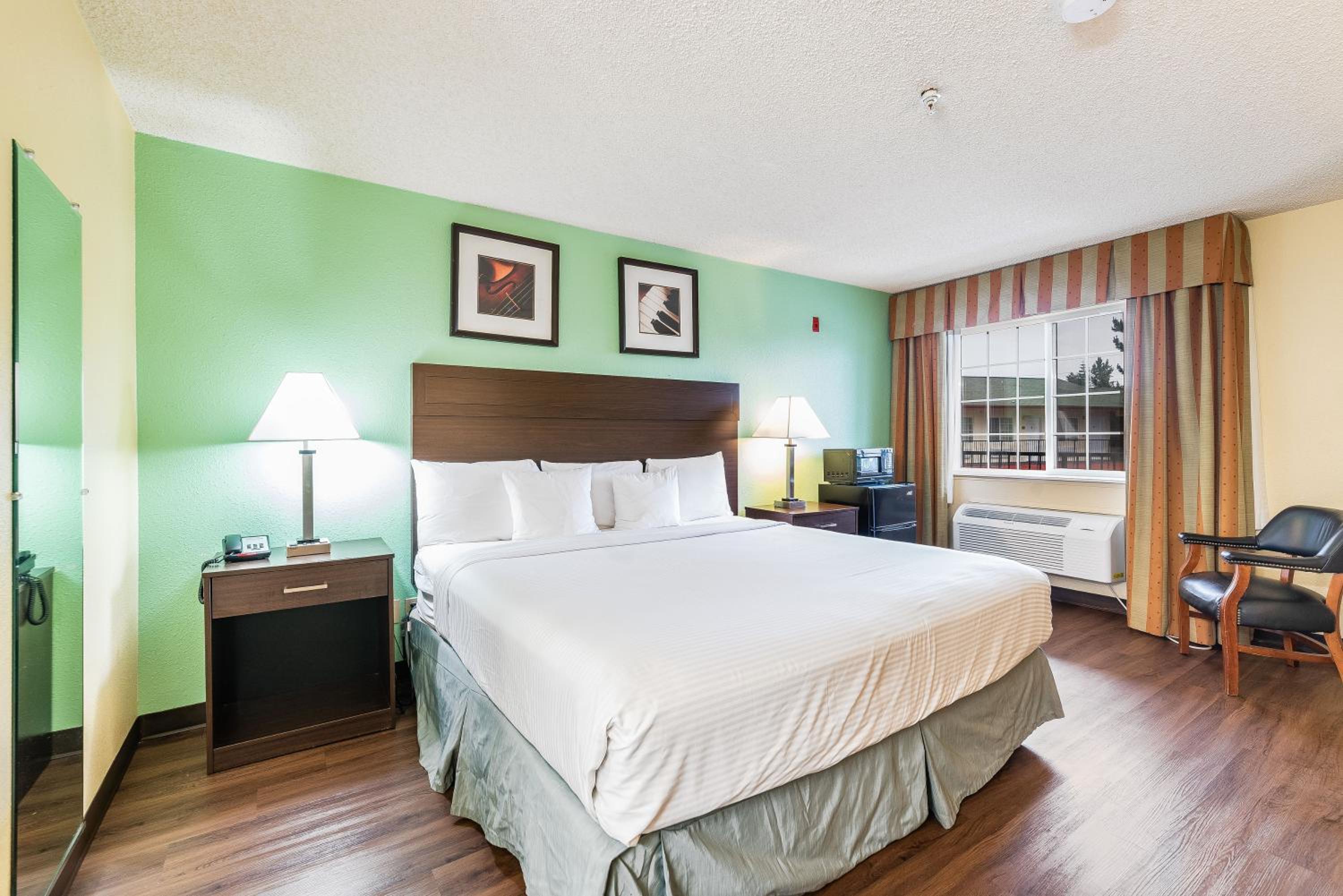 King Room - Non-Smoking - Photo 7