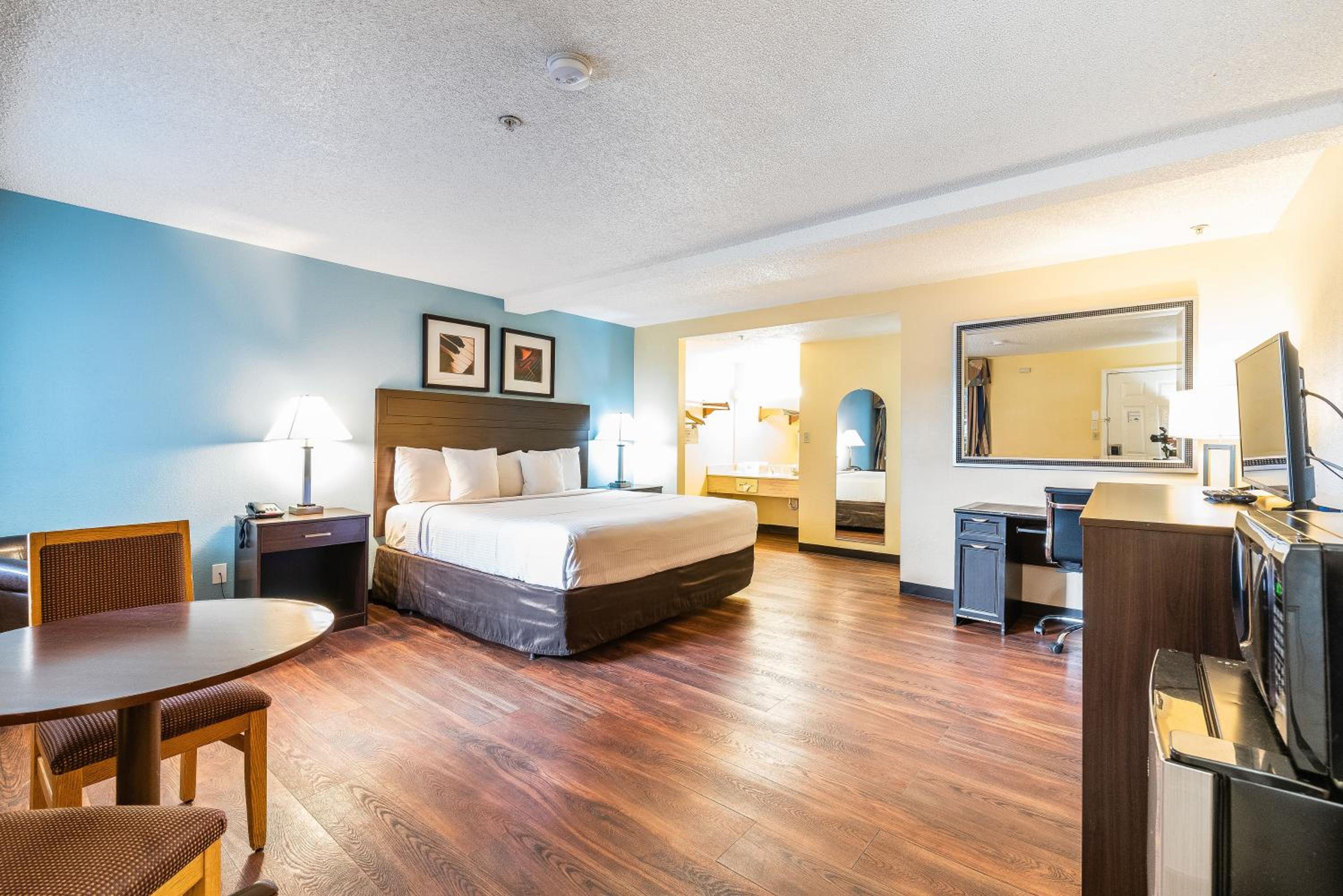 King Studio Suite - Non-Smoking - Photo 1
