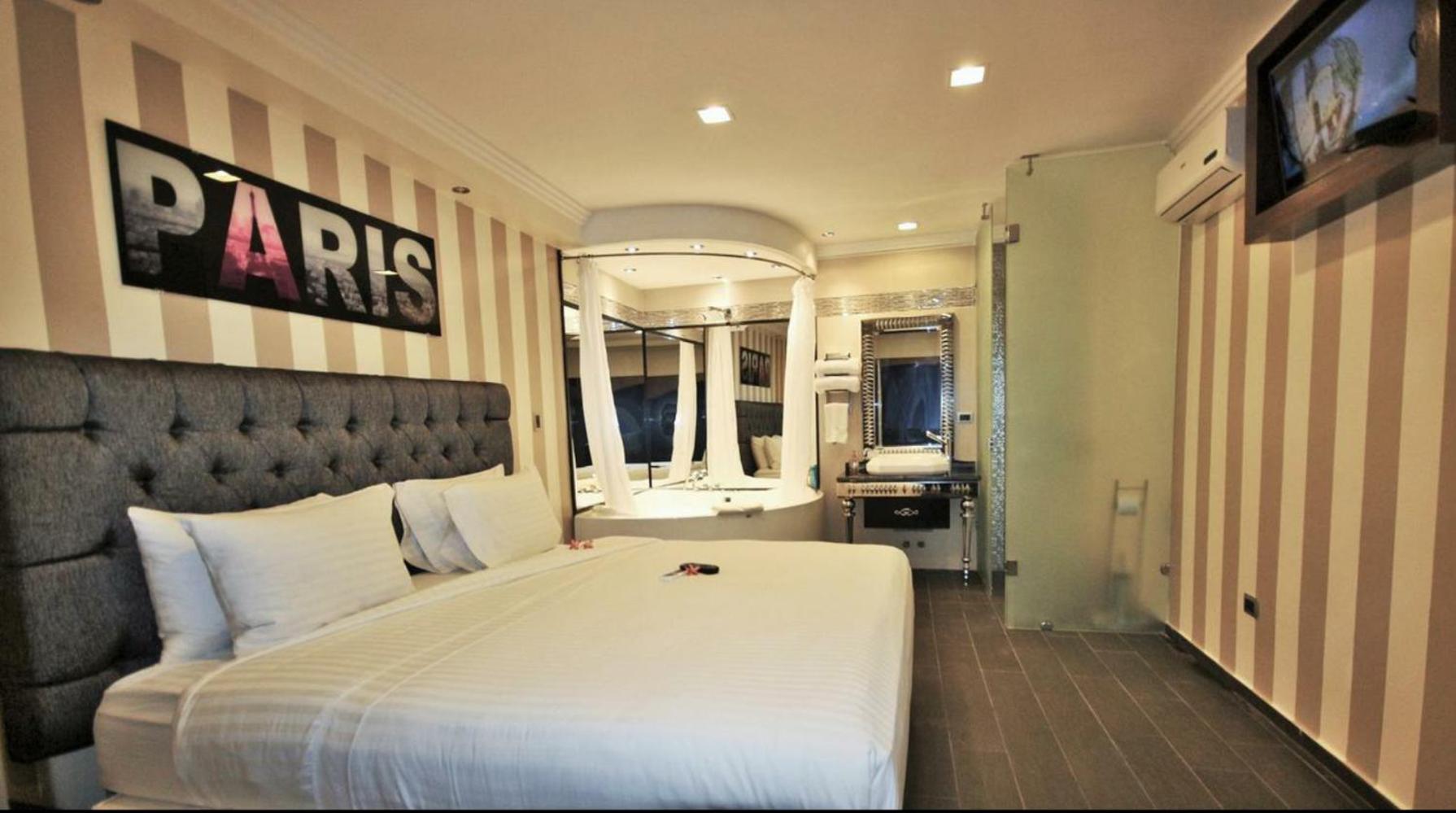 Deluxe Suite with Hot Tub photo 1
