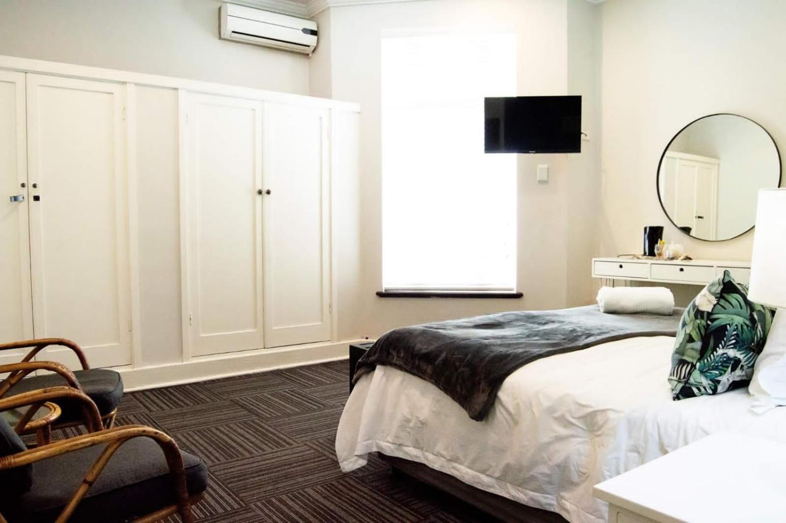 Deluxe King Suite photo 3