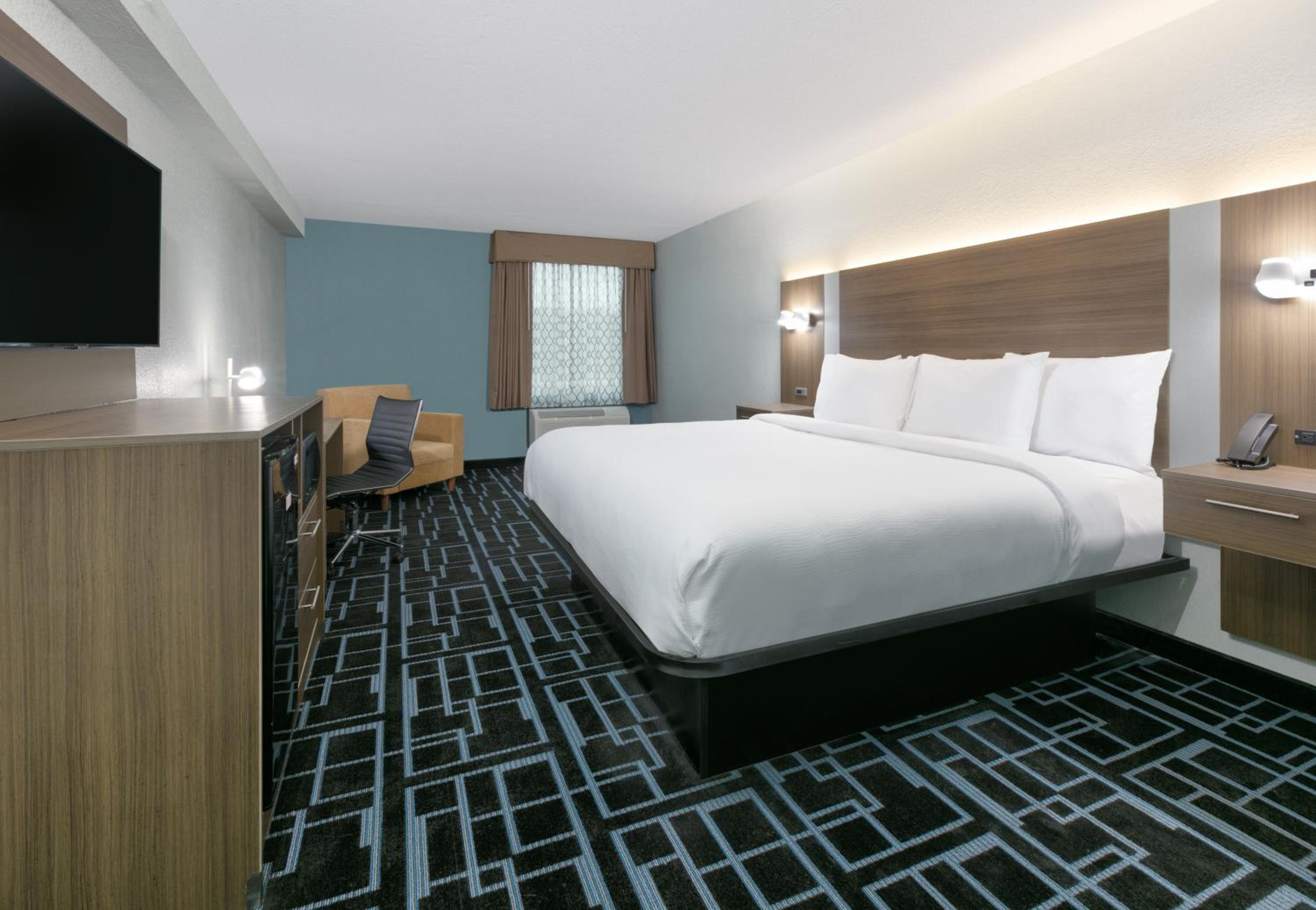 King Room with Roll-in Shower - Mobility Access/Non-Smoking