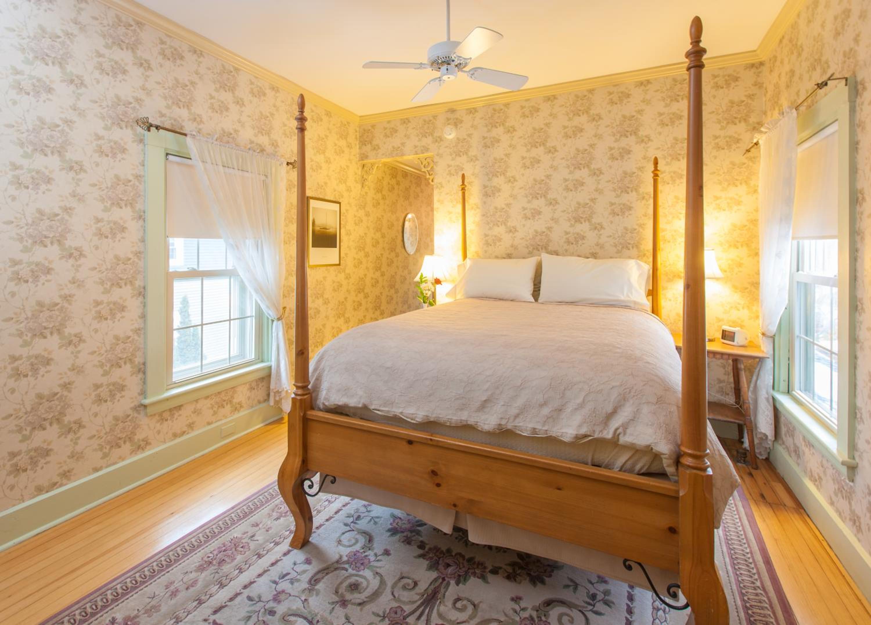 Deluxe Queen Suite