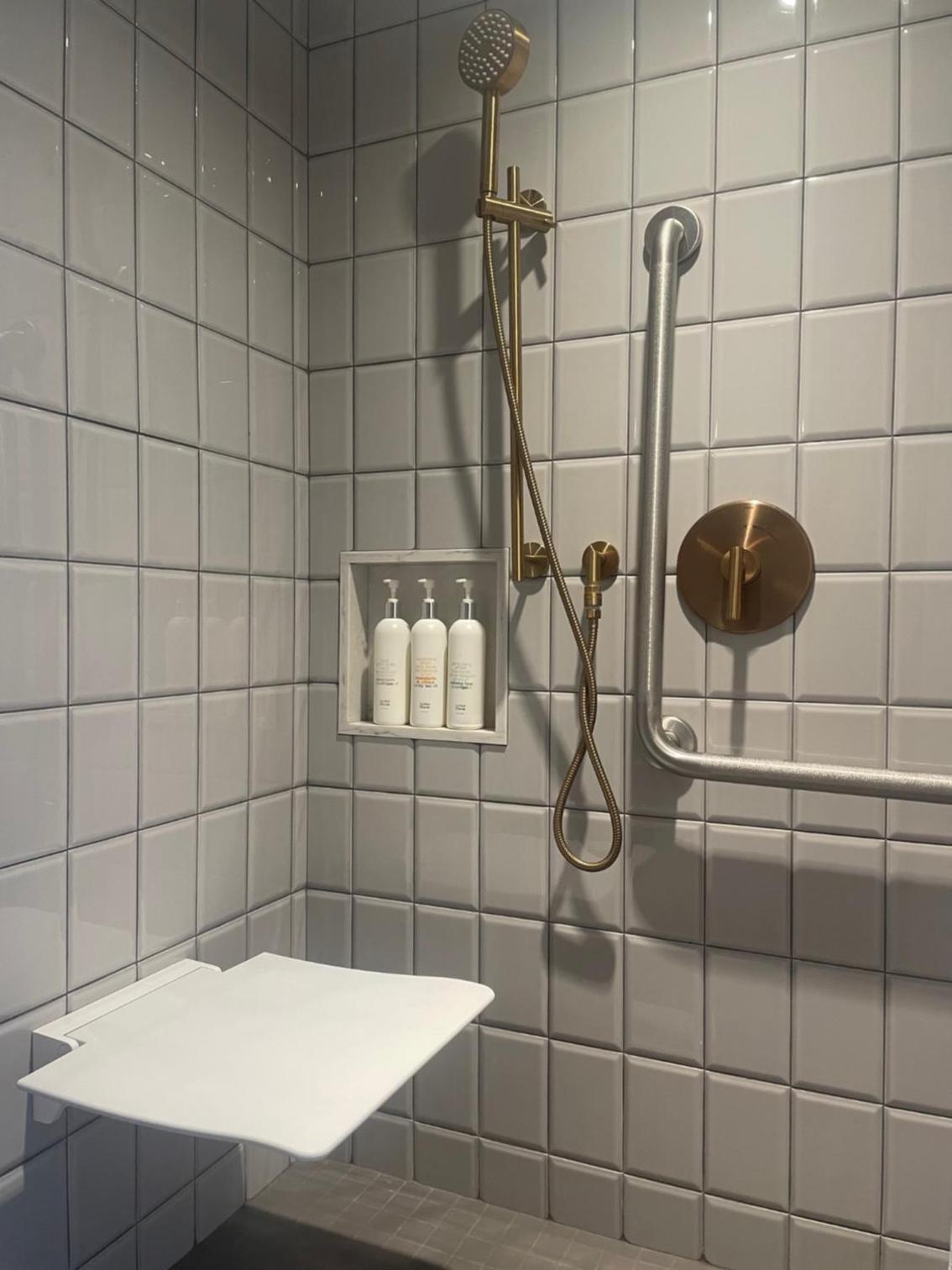 King Room with Mobility Accessible Roll-In Shower - Non-Smoking - Photo 6