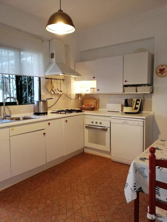 Five-Bedroom House photo 3
