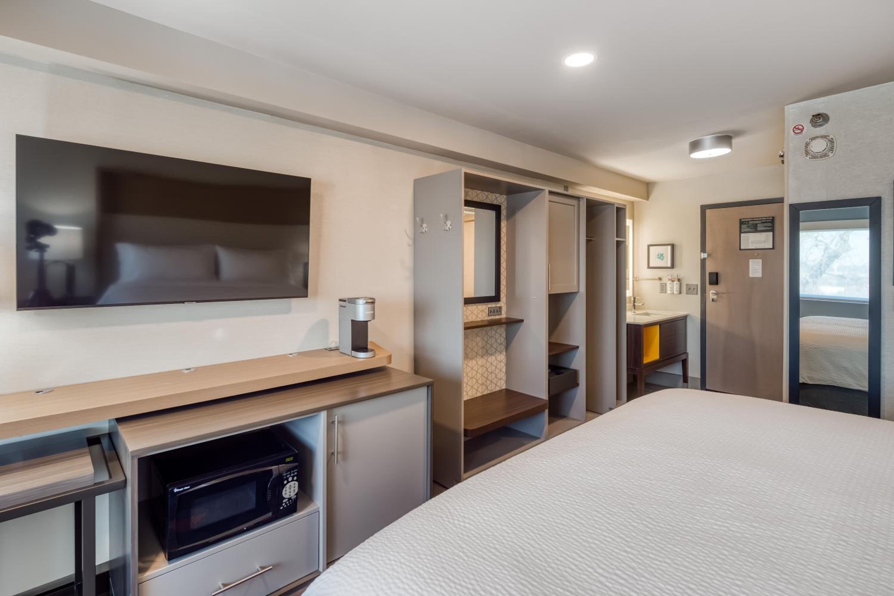Standard King Room - Photo 6