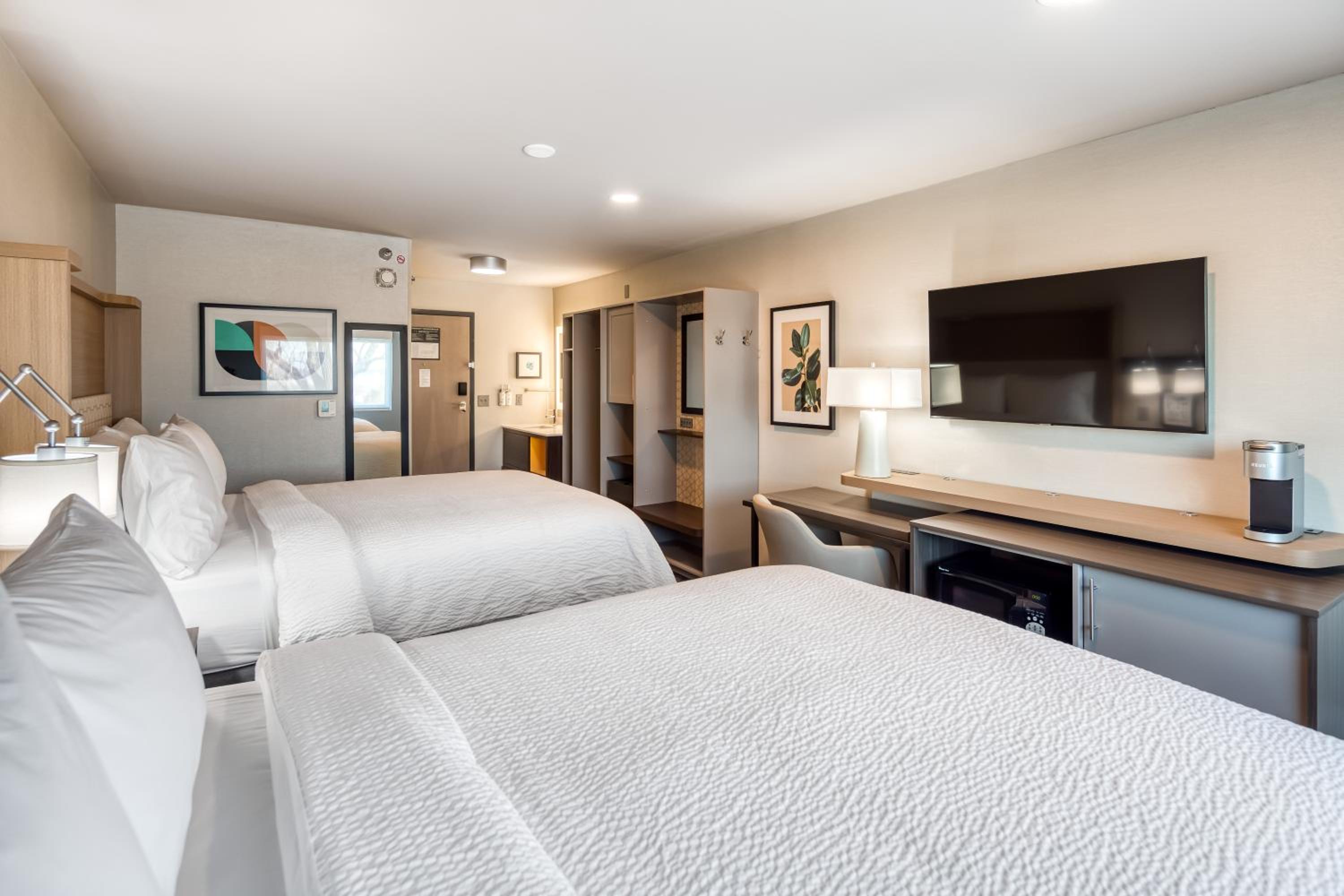 Standard Room with Two Queen Beds - Photo 3