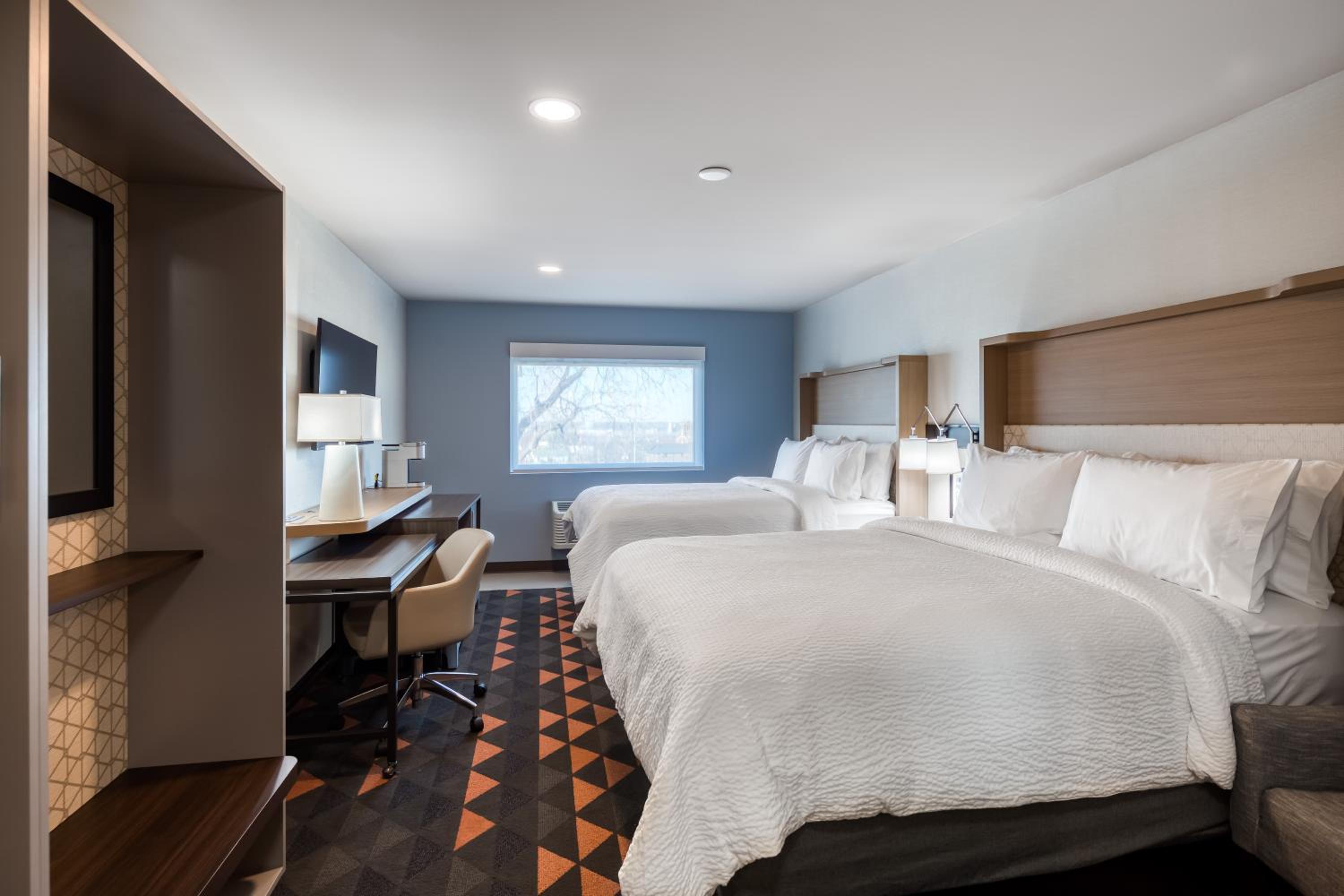 Standard Room with Two Queen Beds - Photo 2