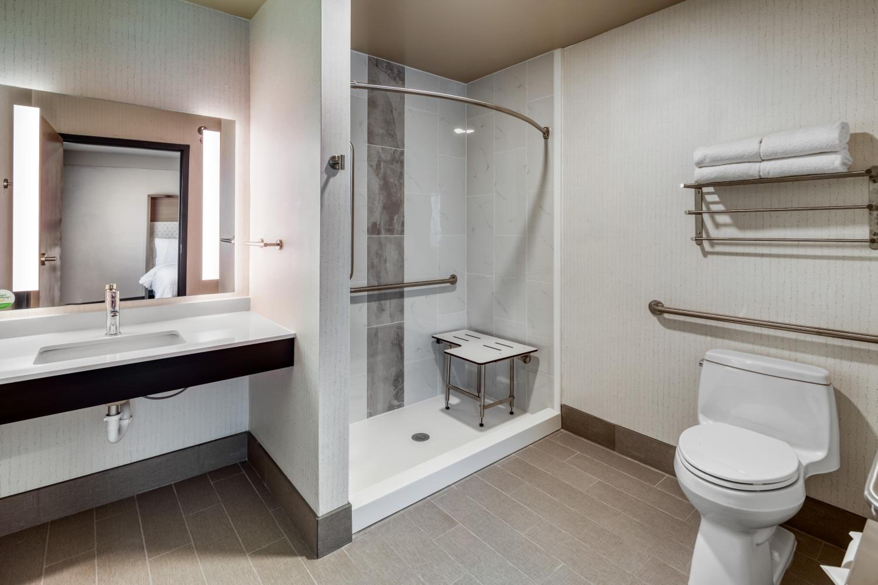 Standard Queen Room with Two Queen Beds - Communications and Mobility Accessible - Photo 3