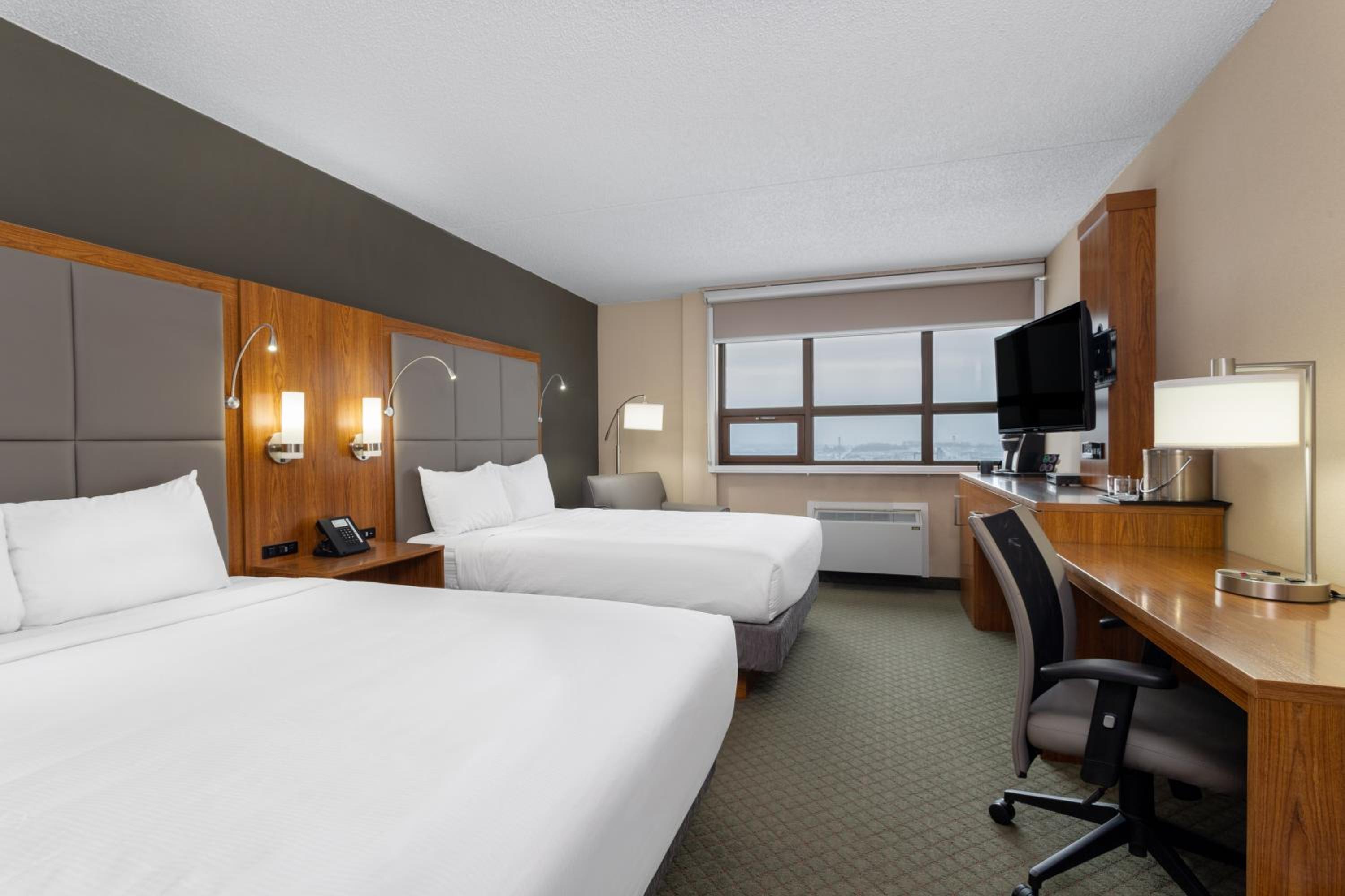 Deluxe Queen Room with Two Queen Beds - Non-Smoking - Photo 2
