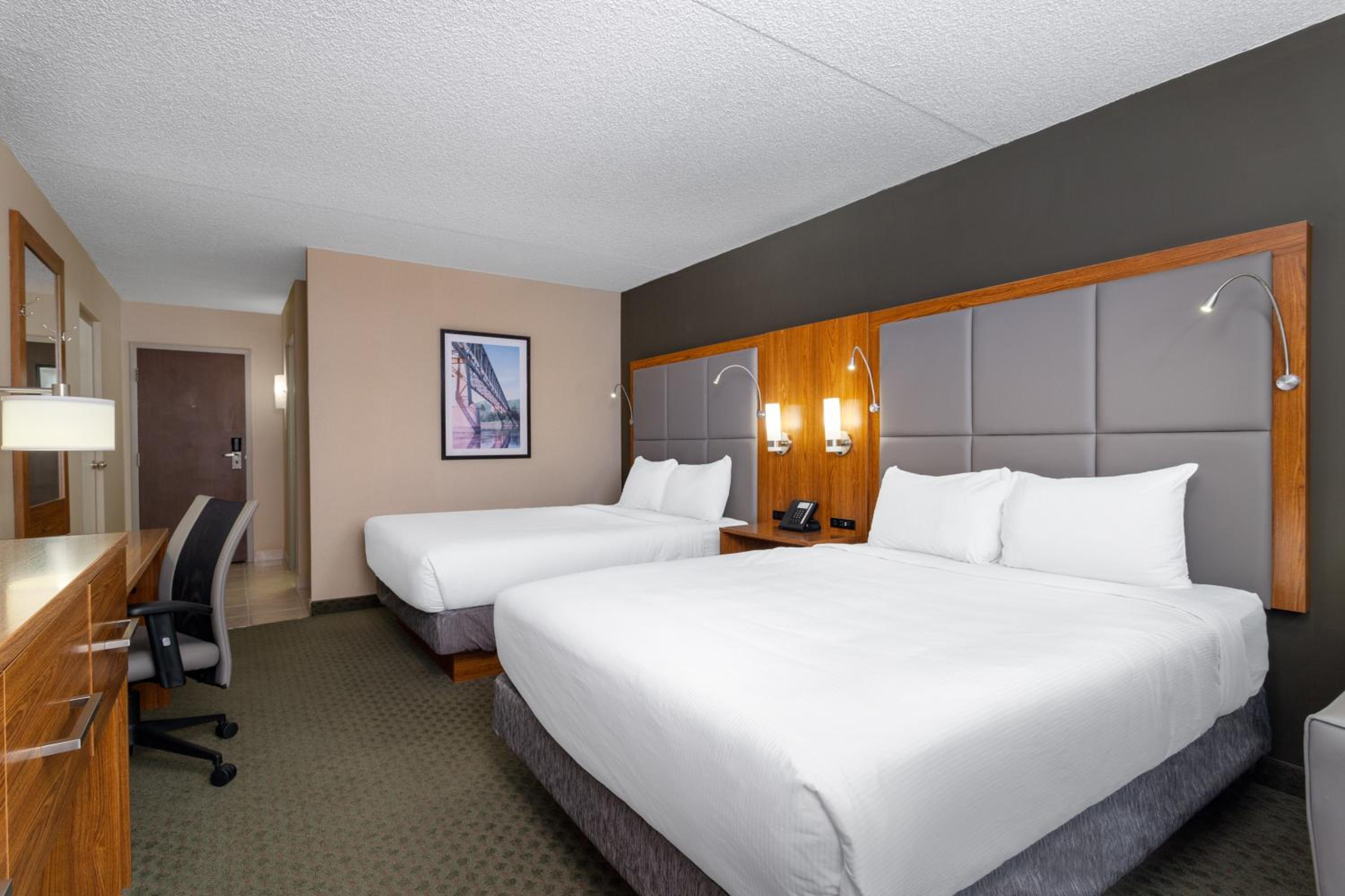 Deluxe Queen Room with Two Queen Beds - Non-Smoking - Photo 3