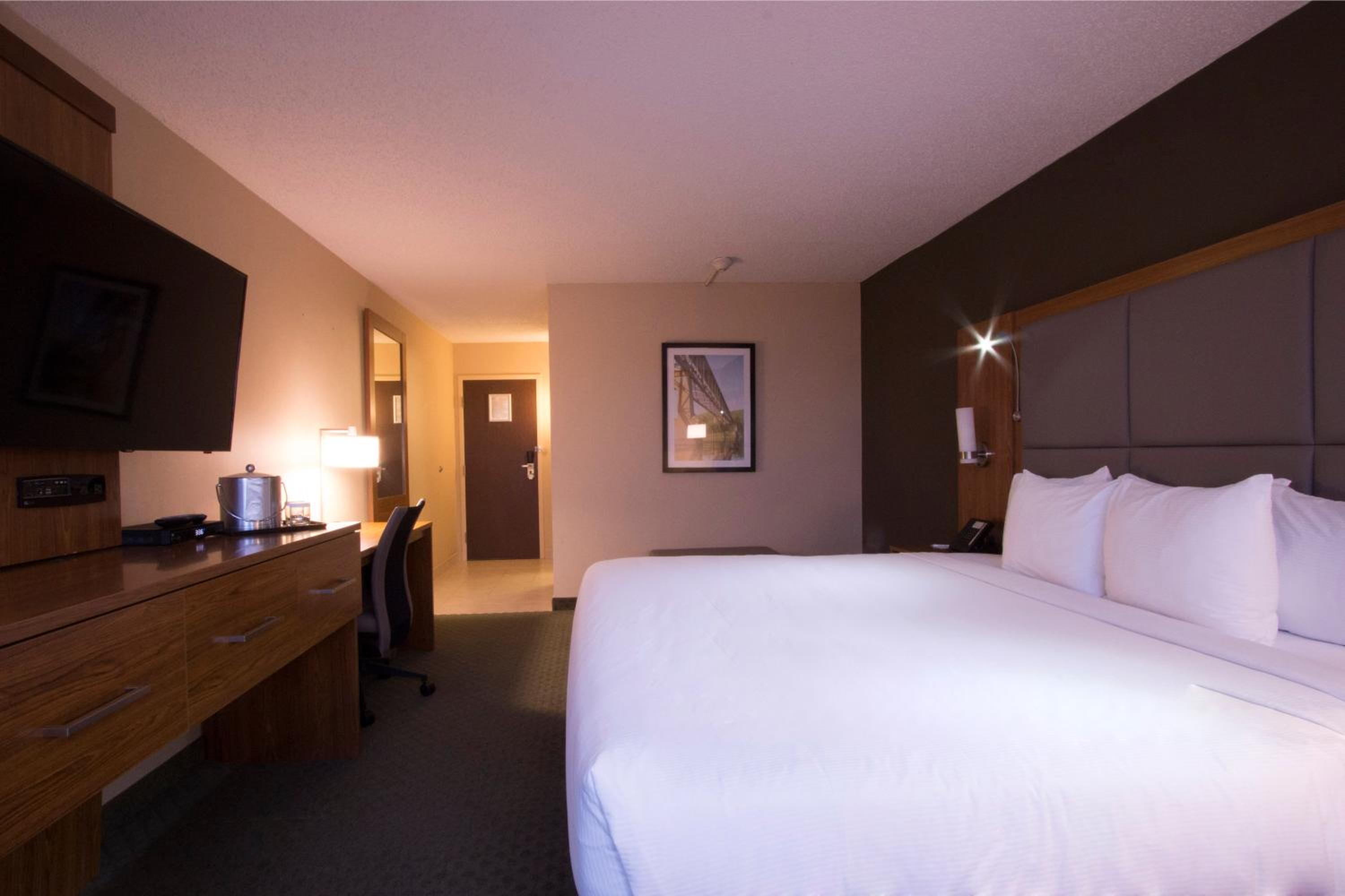 Standard King Room - Photo 6