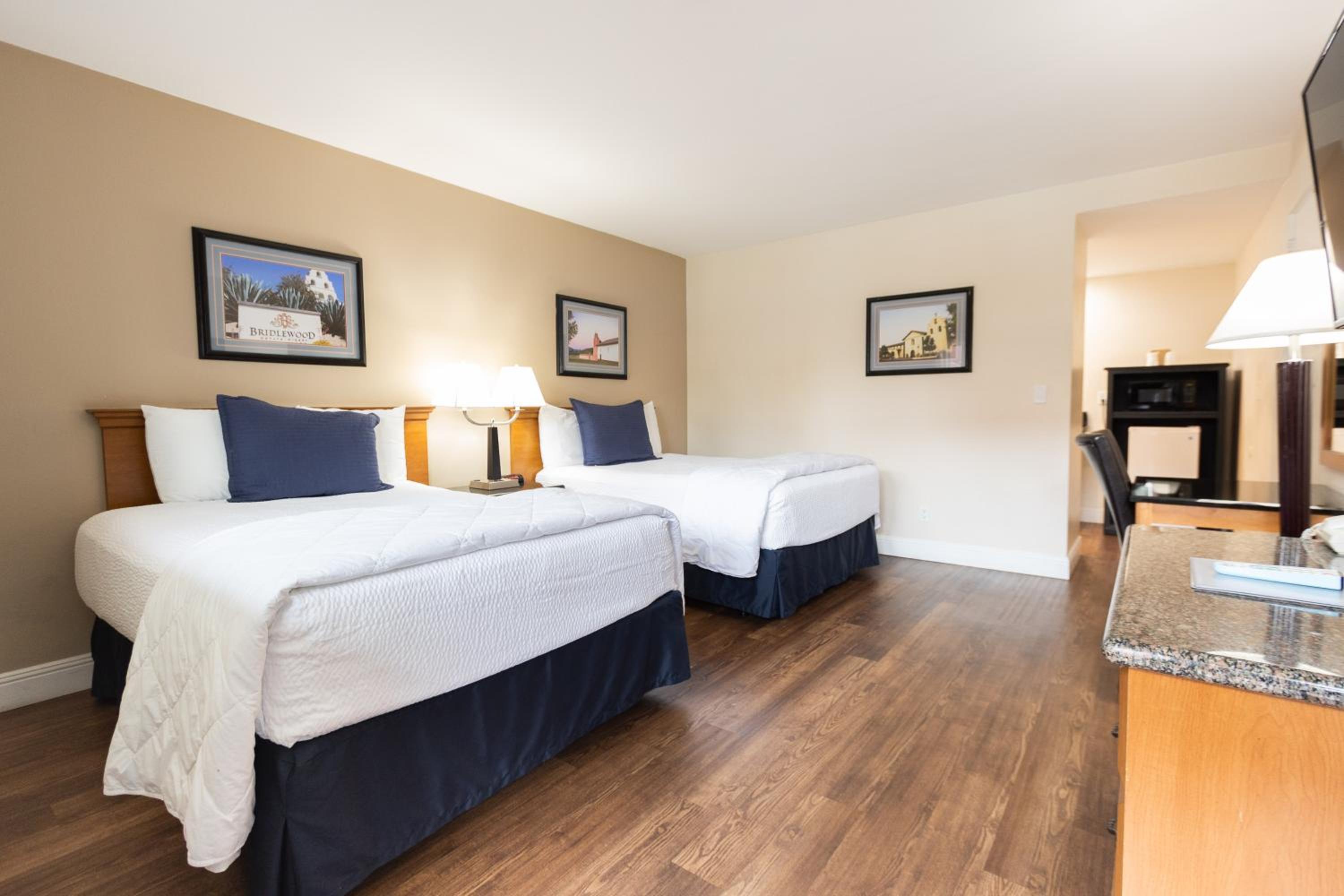 Standard Queen Room with Two Queen Beds (Ground Level) - Photo 4