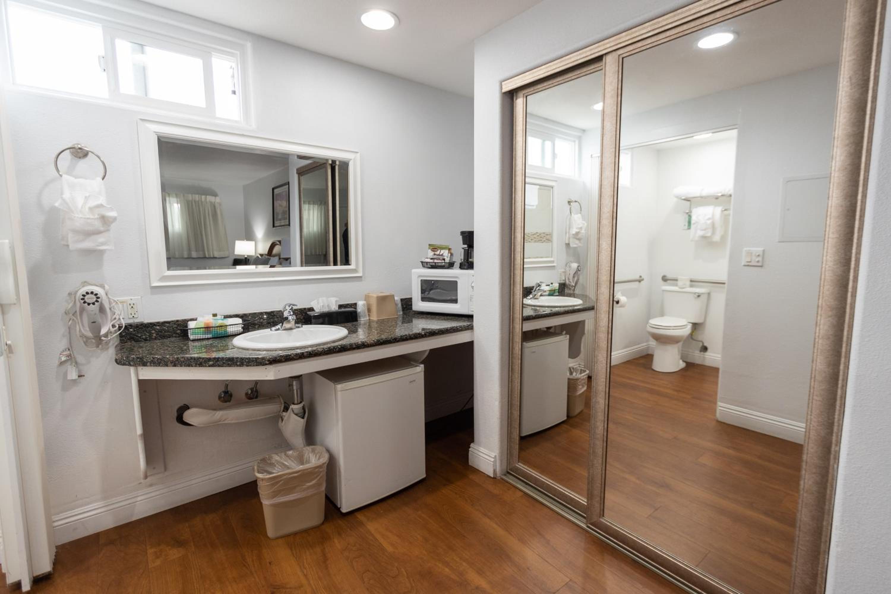Standard King Room (Ground Level) - Photo 5
