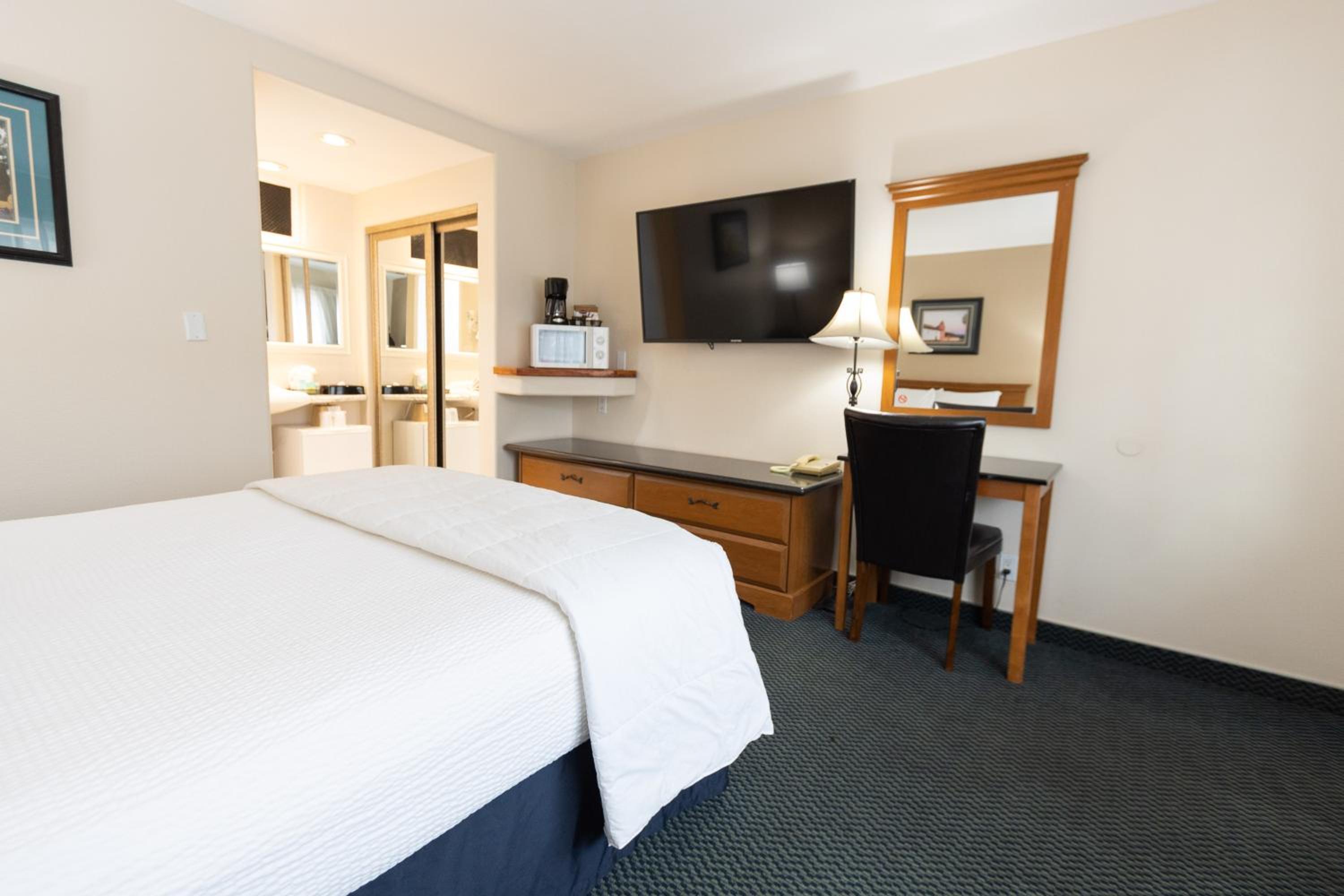 Standard Queen Room (Ground Level) - Photo 9