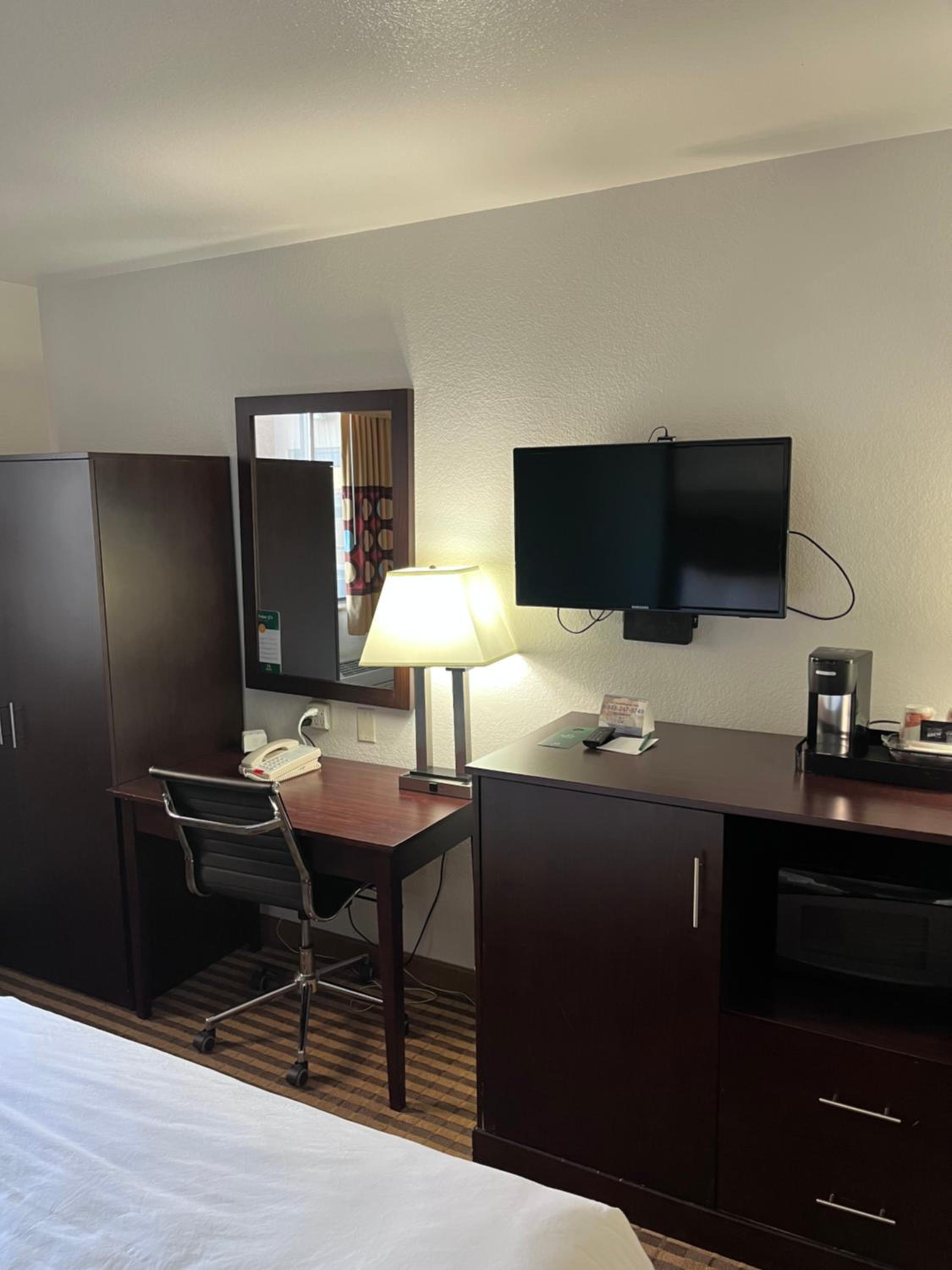 Standard King Room - Non Smoking - Photo 8