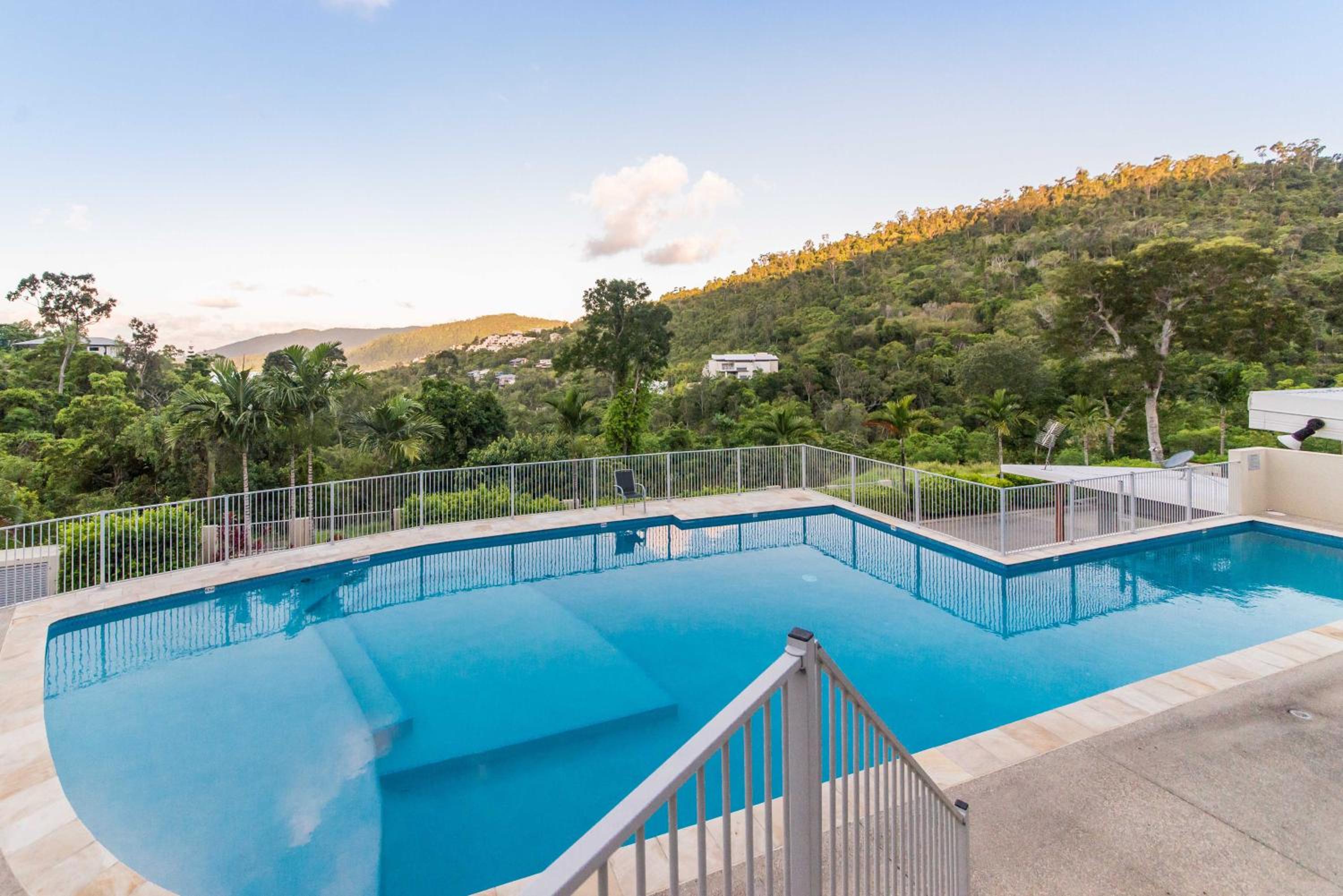 Beautiful Two Bedroom Unit - Ocean Views - Unit 18 photo 2